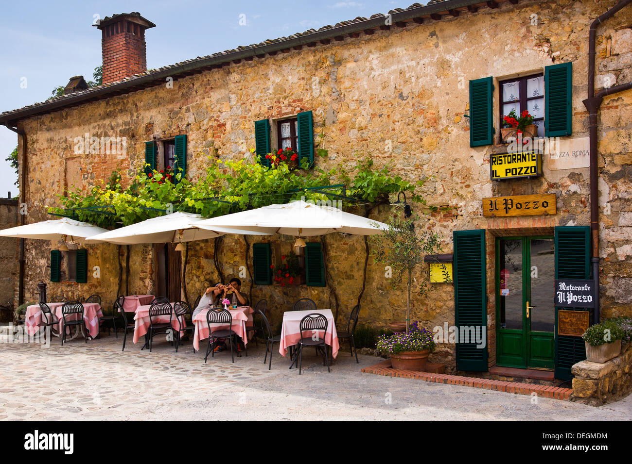 Couple à un café-terrasse, Monteriggioni, Province de Sienne, Toscane, Italie Banque D'Images