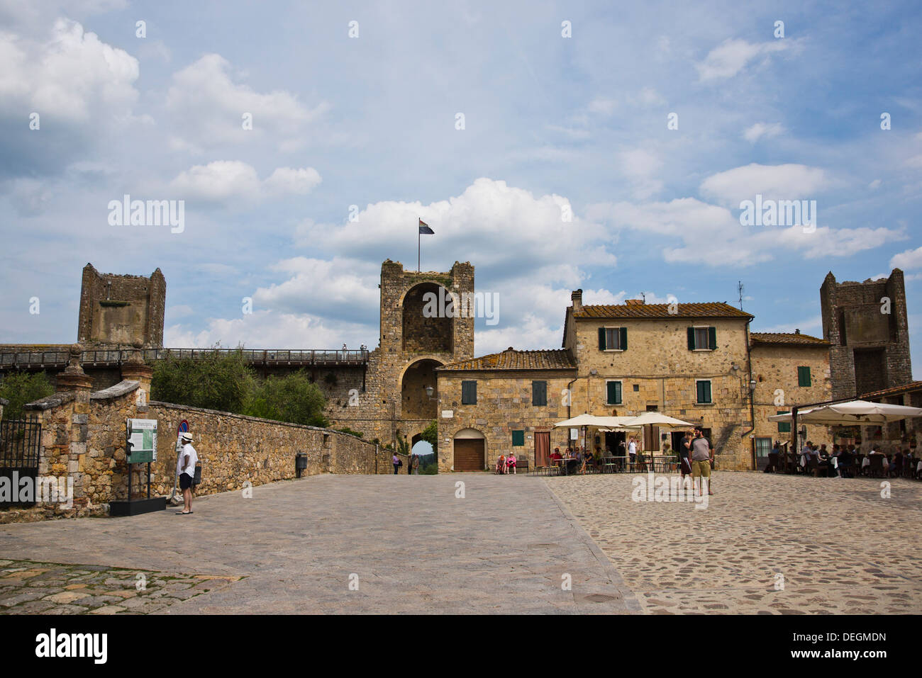 Des terrasses de cafés dans une ville, Monteriggioni, Province de Sienne, Toscane, Italie Banque D'Images
