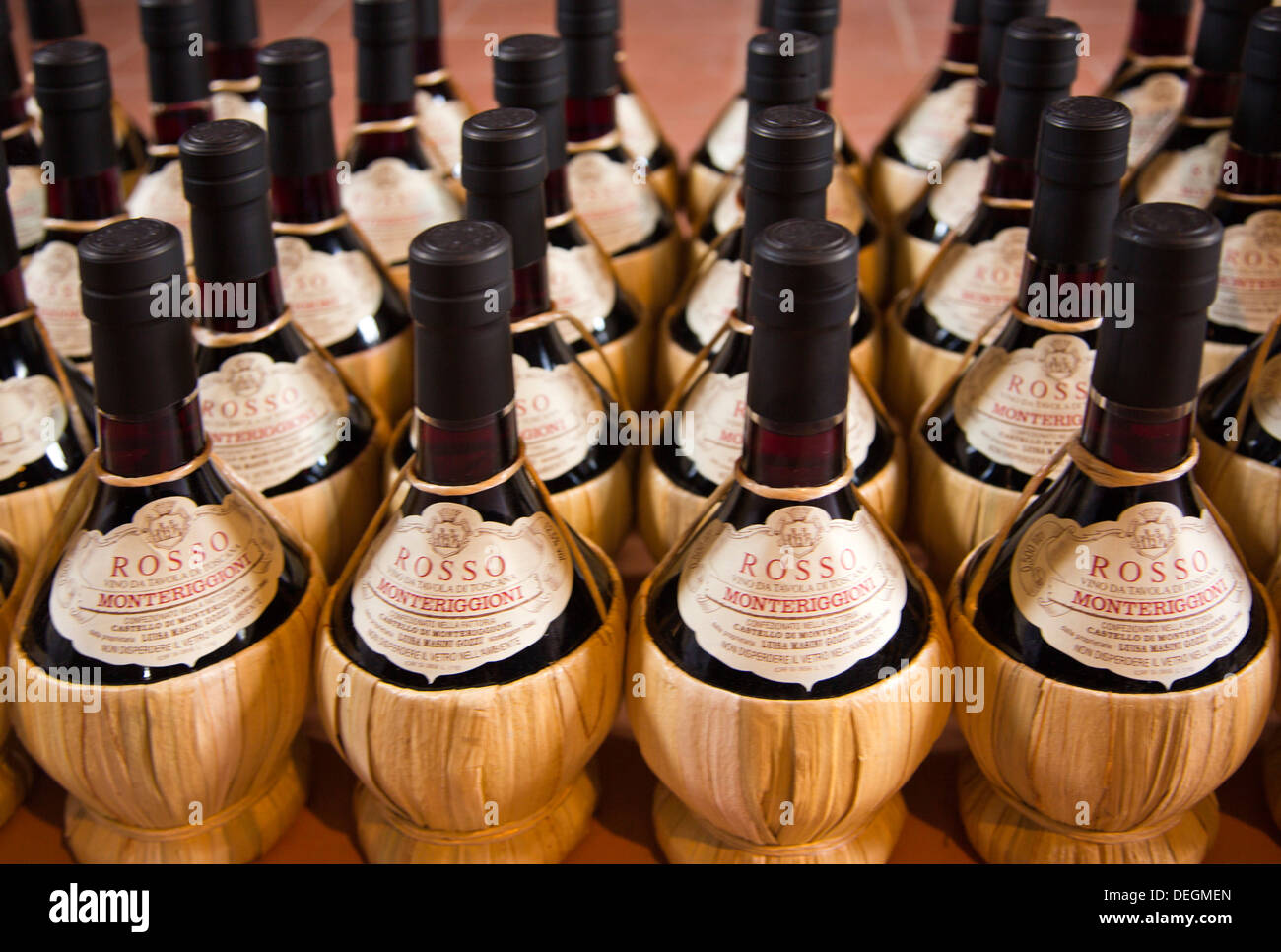 Les bouteilles de vin en cave, Monteriggioni, Province de Sienne, Toscane, Italie Banque D'Images