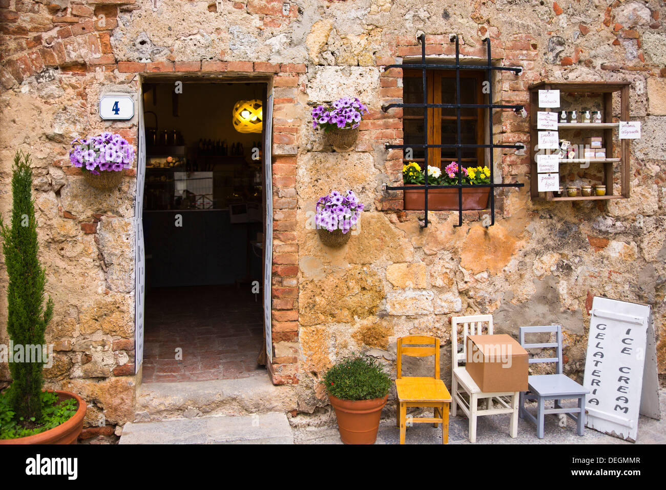 Façade d'une boutique de vins, Monteriggioni, Province de Sienne, Toscane, Italie Banque D'Images