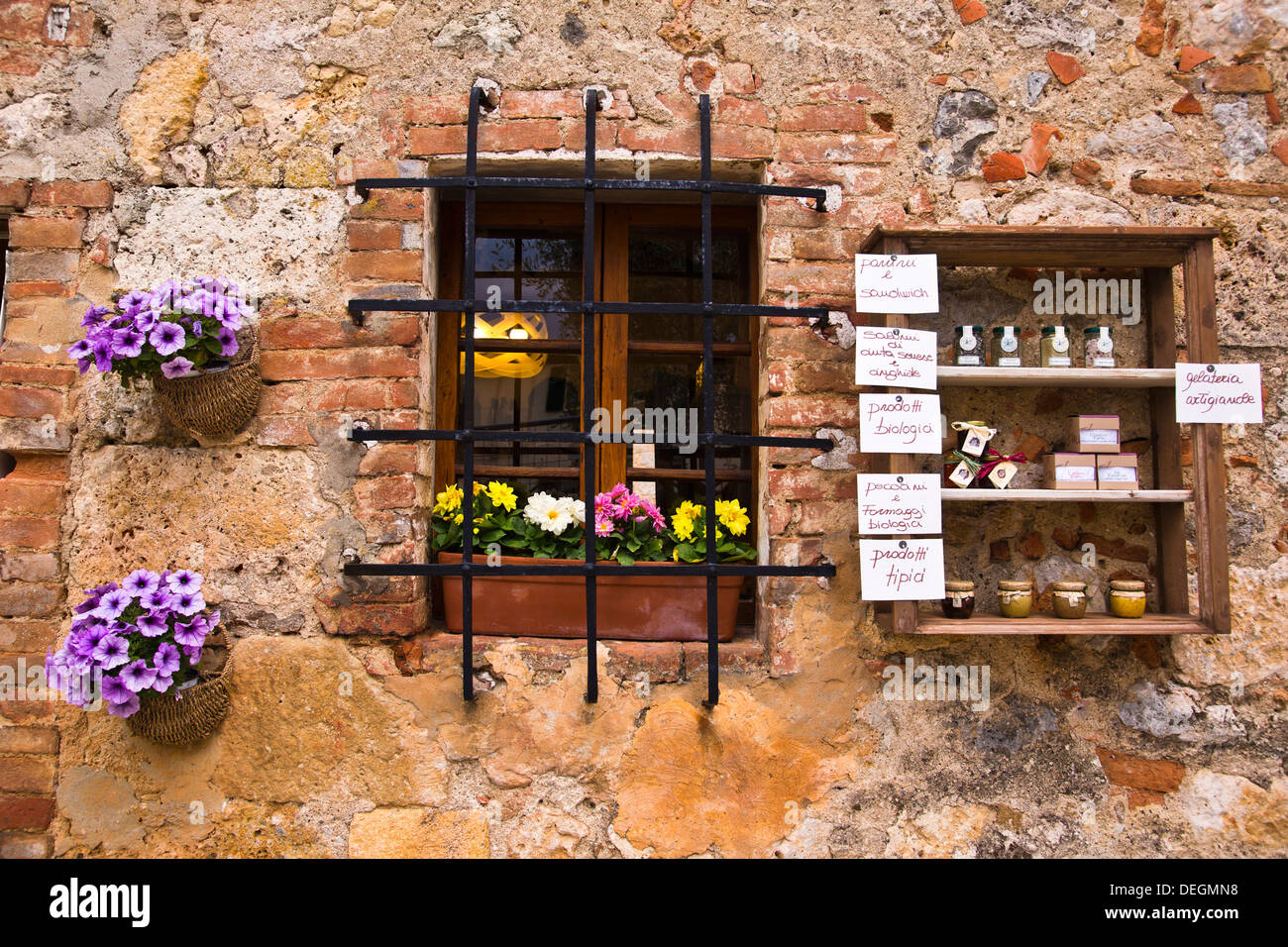 Affichage d'un magasin, Monteriggioni, Province de Sienne, Toscane, Italie Banque D'Images