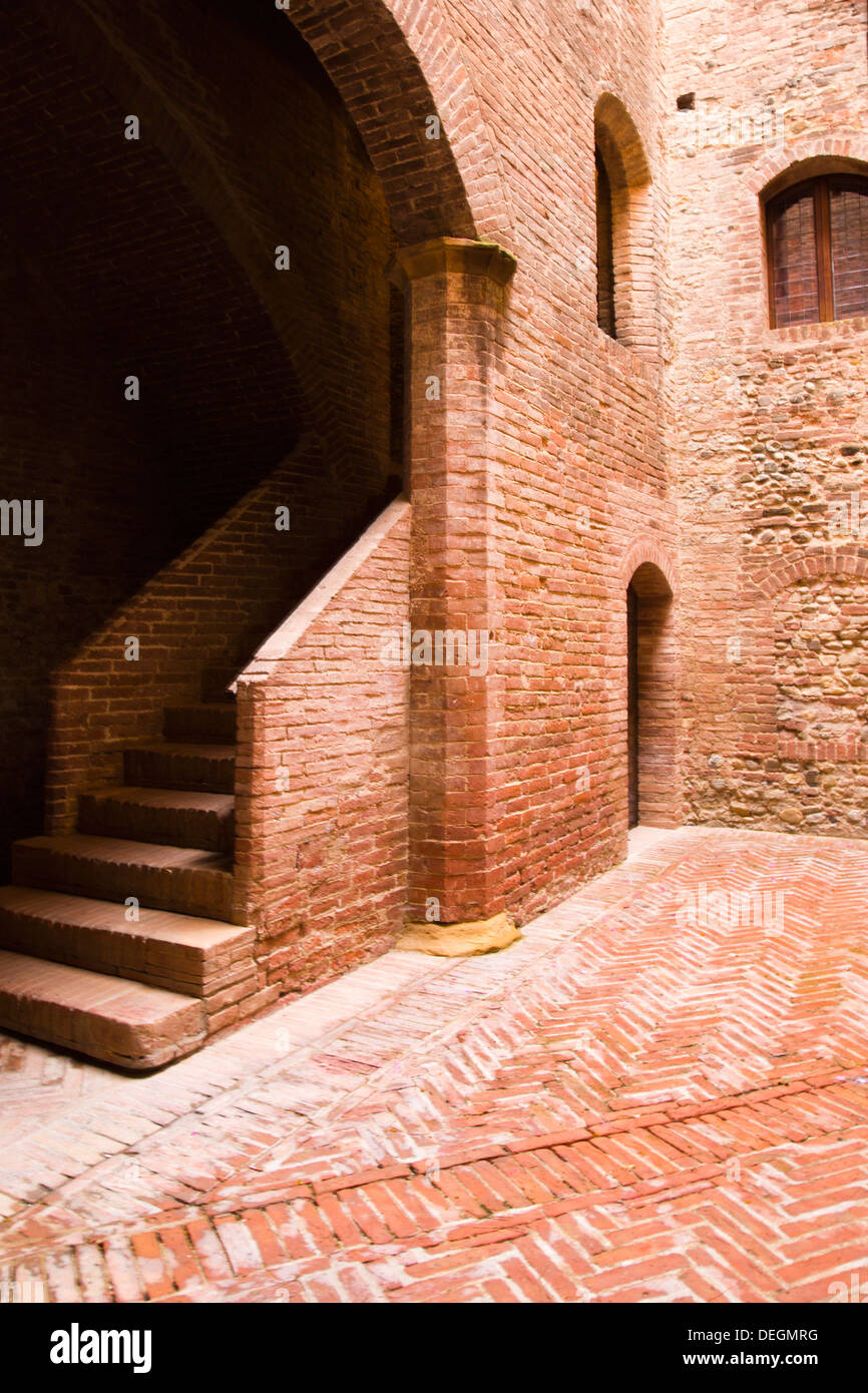 Cour intérieure d'un hôtel, le Castello delle Quattro Torra, Sienne, Toscane, Italie Banque D'Images