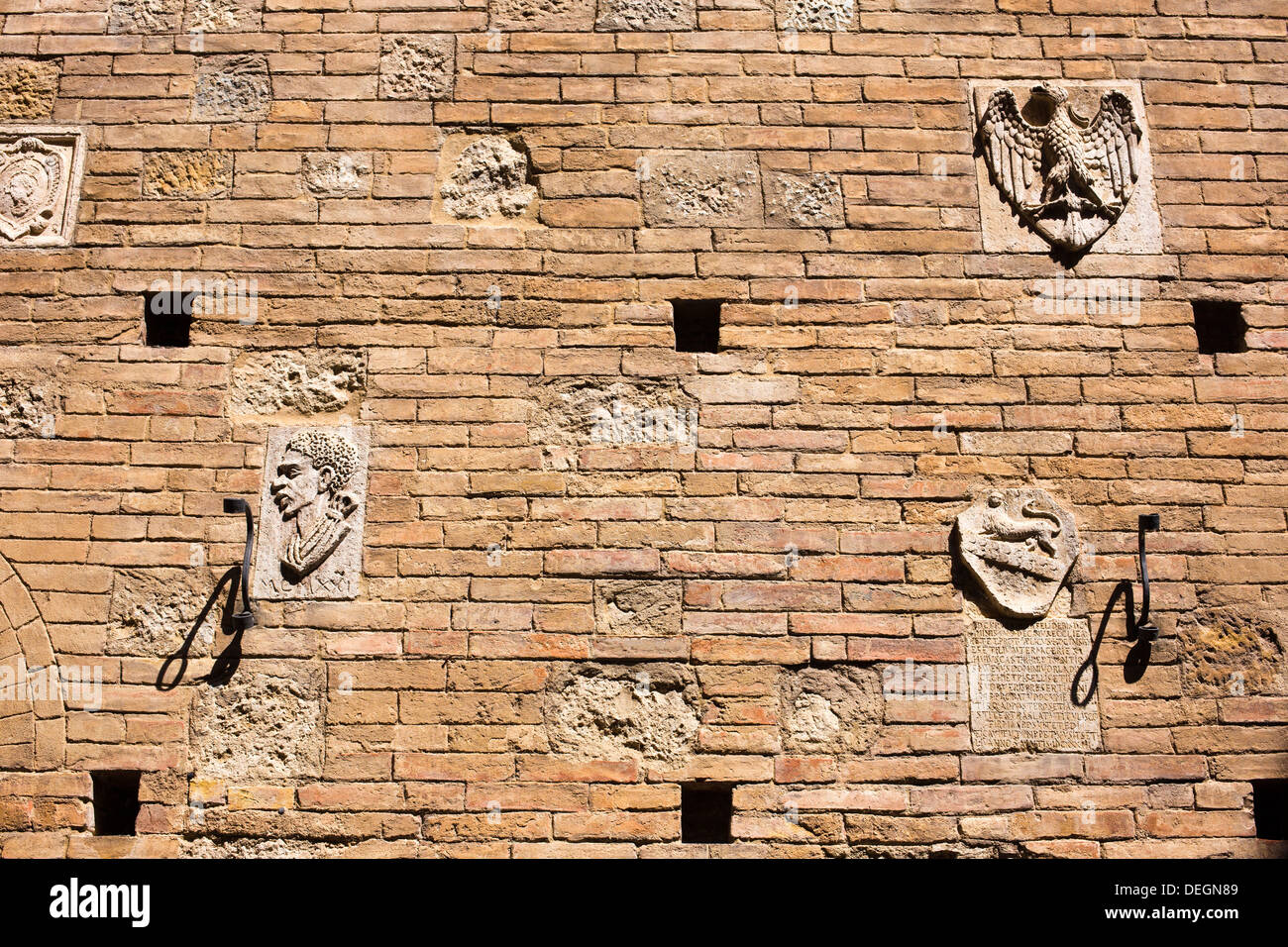 Les détails de la sculpture sur un mur, Sienne, Toscane, Italie Banque D'Images