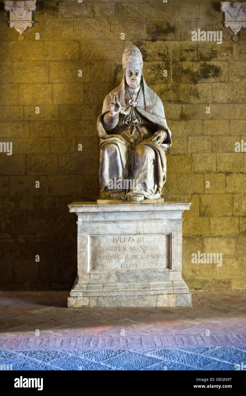 Statue du pape Jules III au Palazzo Chigi-Saracini, Sienne, Toscane, Italie Banque D'Images