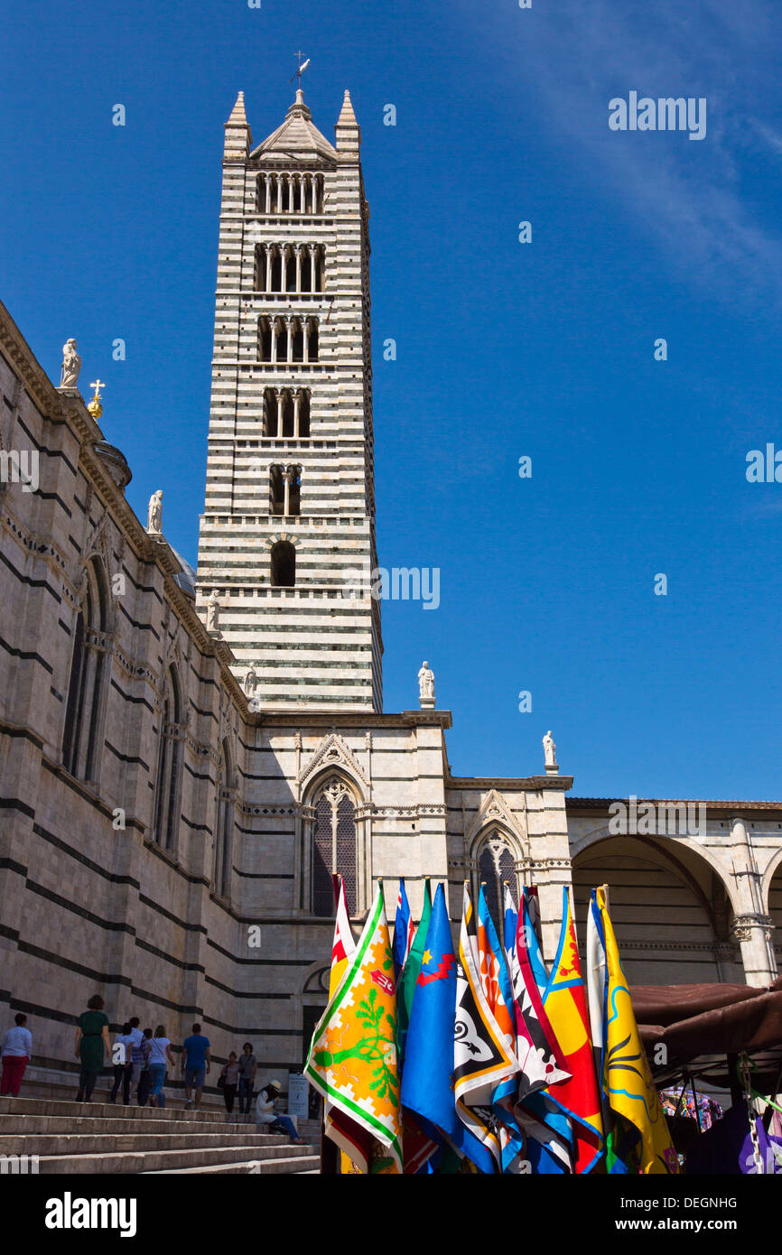 Dans une ville, de la cathédrale Duomo, Sienne, Toscane, Italie Banque D'Images