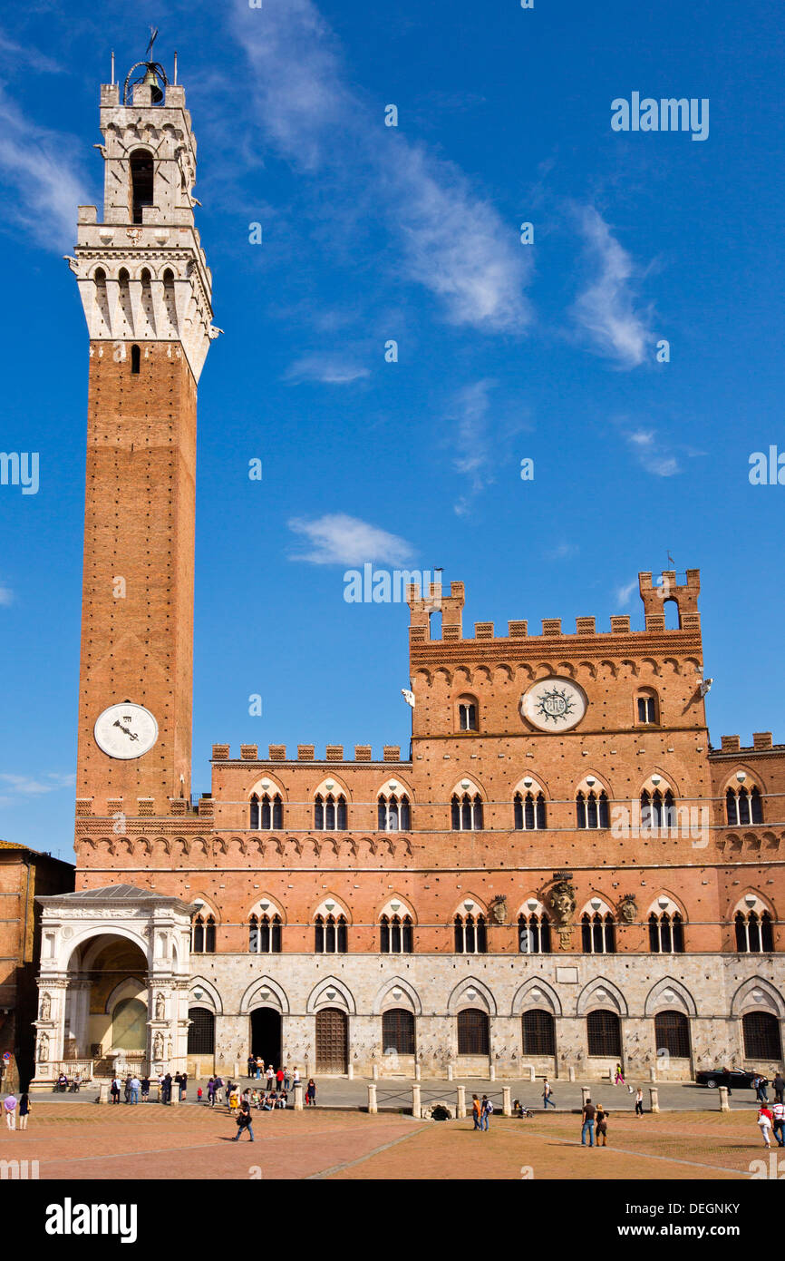 Hôtel de ville dans une ville, la Torre del Mangia, le Palazzo Pubblico, Piazza del Campo, Sienne, Toscane, Italie Banque D'Images