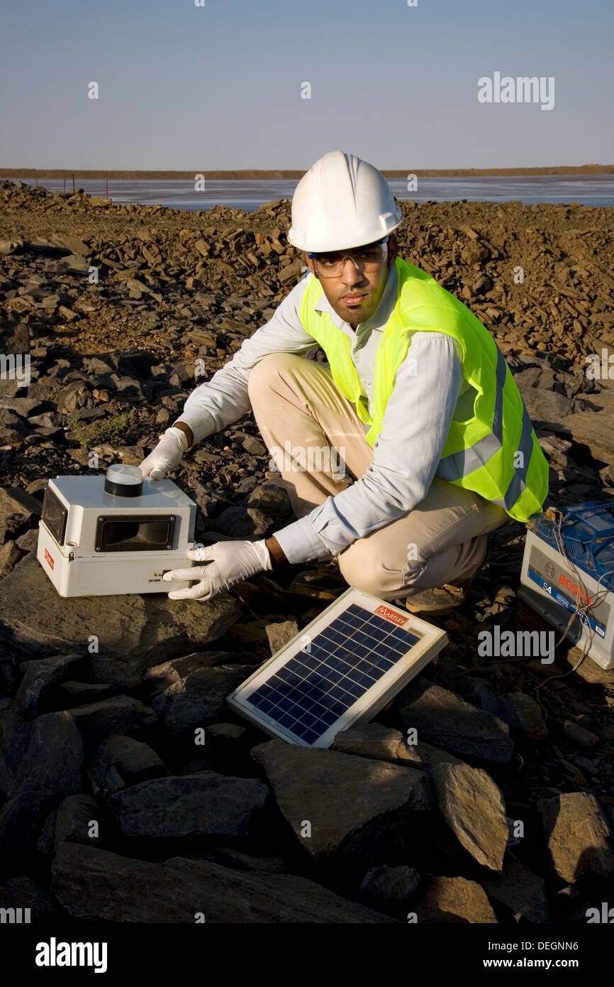 Panneau solaire contrôle exploité sonic bird scarer pour aider à empêcher les oiseaux de se poser sur l'eau potable et à partir de la nouvelle digue Banque D'Images