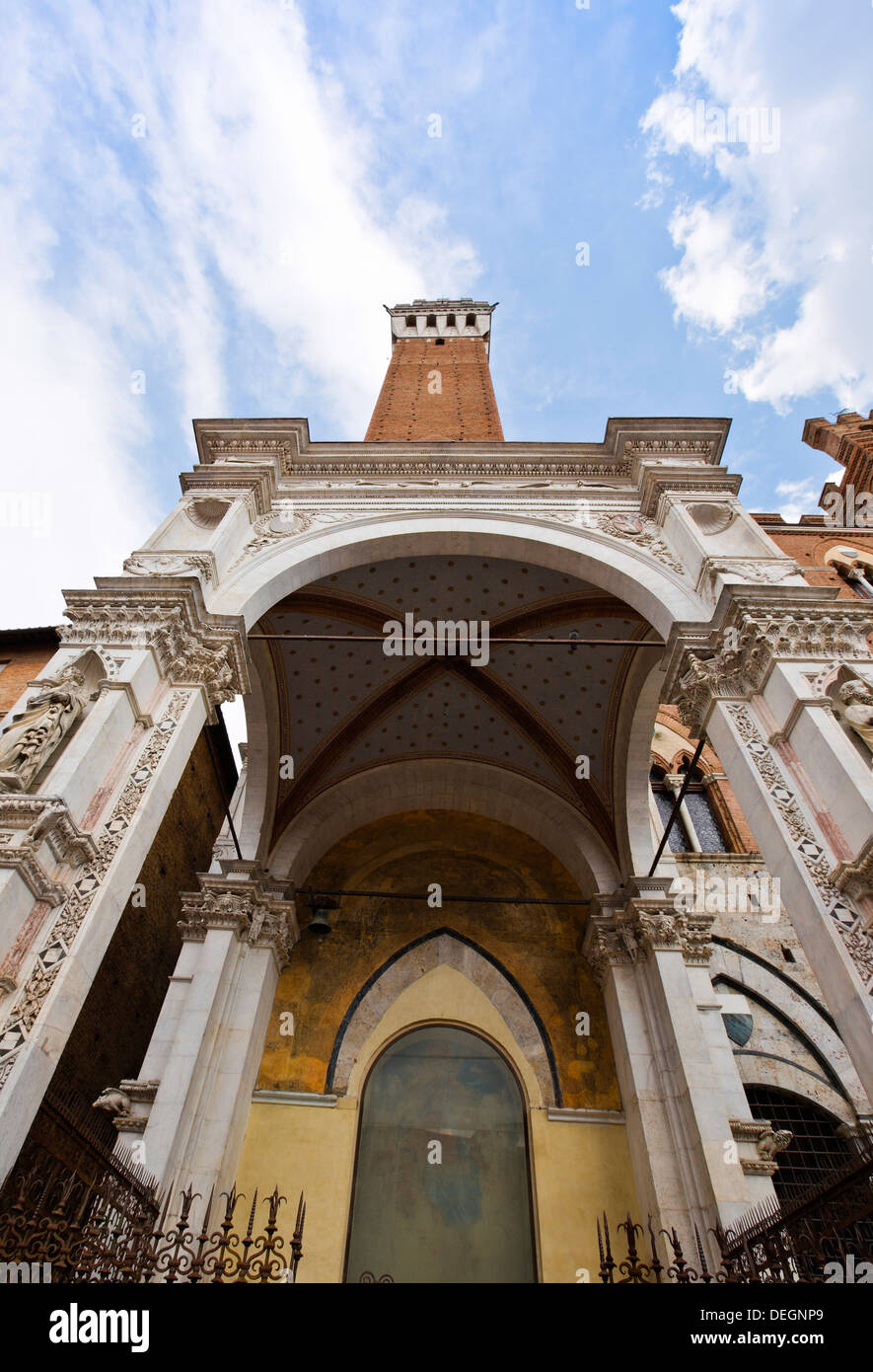 Low angle view of a Tower, Torre del Mangia et Palazzo Pubblico, Piazza del Campo, Sienne, Toscane, Italie Banque D'Images