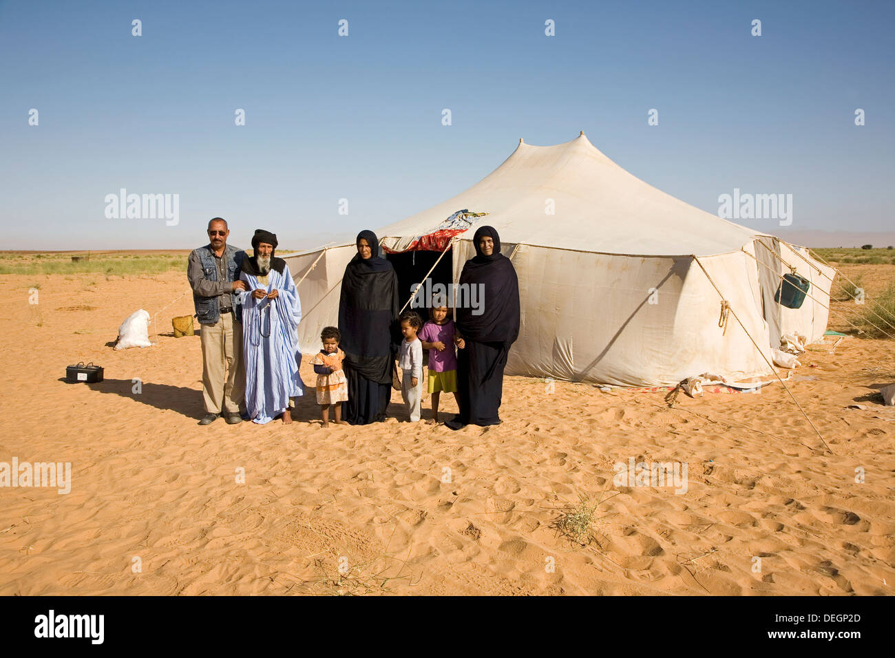 Famille nomade islamique à l'extérieur de leur tente avec salon agente de liaison communautaire, NW désert du Sahara, de la Mauritanie, l'Afrique de l'Ouest Banque D'Images