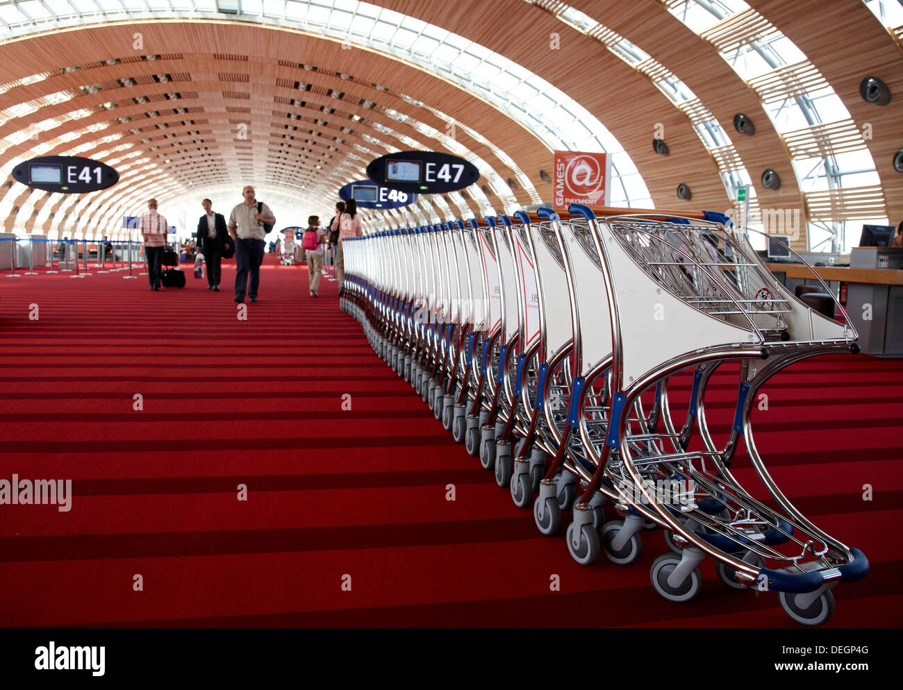 Chariots à bagages, Charles de Gaulle International Airport, Paris, France Photo Stock Alamy Chariots à bagages, Charles de Gaulle International Airport, Paris, France Photo Stock Alamy