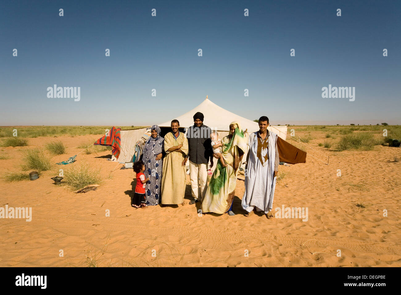 Famille nomade islamique à l'extérieur de leur tente avec salon agente de liaison communautaire, NW désert du Sahara, de la Mauritanie, l'Afrique de l'Ouest Banque D'Images