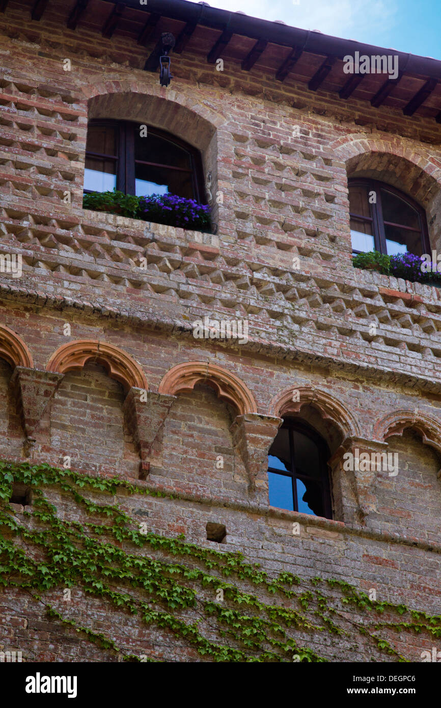 Low angle view of a hotel, Castello delle Quattro Torra, Sienne, Toscane, Italie Banque D'Images