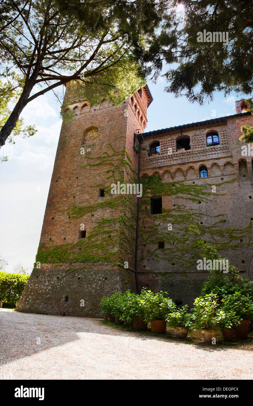 Les arbres et les plantes à l'extérieur d'un hôtel, le Castello delle Quattro Torra, Sienne, Toscane, Italie Banque D'Images
