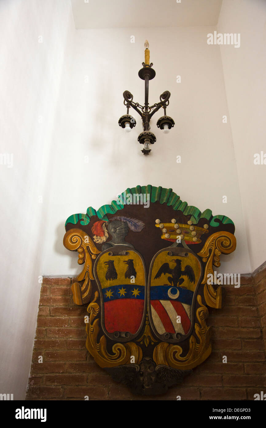 Armoiries sur le mur d'un hôtel, le Castello delle Quattro Torra, Sienne, Toscane, Italie Banque D'Images