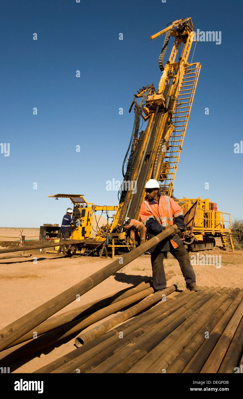L'opérateur de forage tirant sur le tube de base et effectuer une nouvelle connexion sur l'exploration forage RC, l'age d'or de la surface de la Mauritanie Banque D'Images