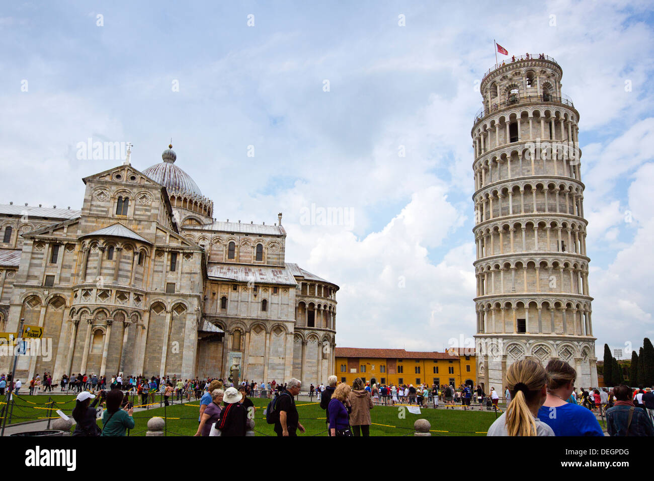 Les touristes près d'une tour et d'une cathédrale, la cathédrale de Pise, Tour de Pise, Pise, Toscane, Italie Banque D'Images