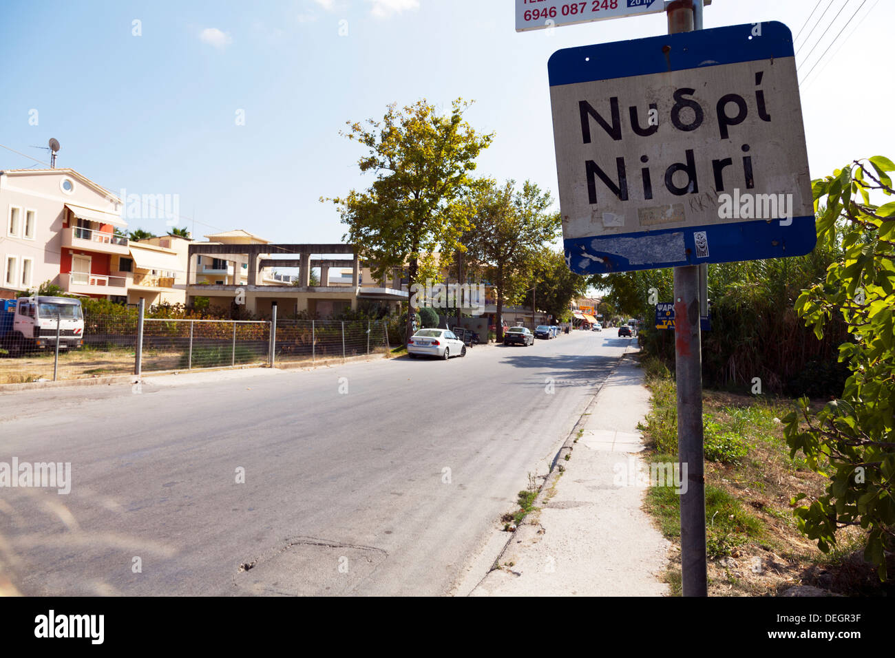 Ville Nidri à Lefkas Lefkada île grecque Grèce rue principale menant au village de Nydri Banque D'Images