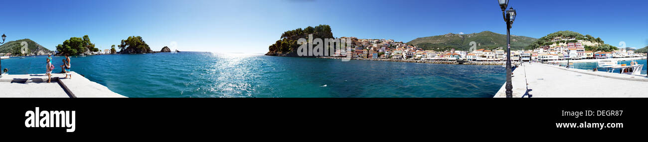 La ville de Parga grec Grèce Panorama vue panoramique Océan Mer Ionienne continentale resort Harbour Harbour Village Banque D'Images