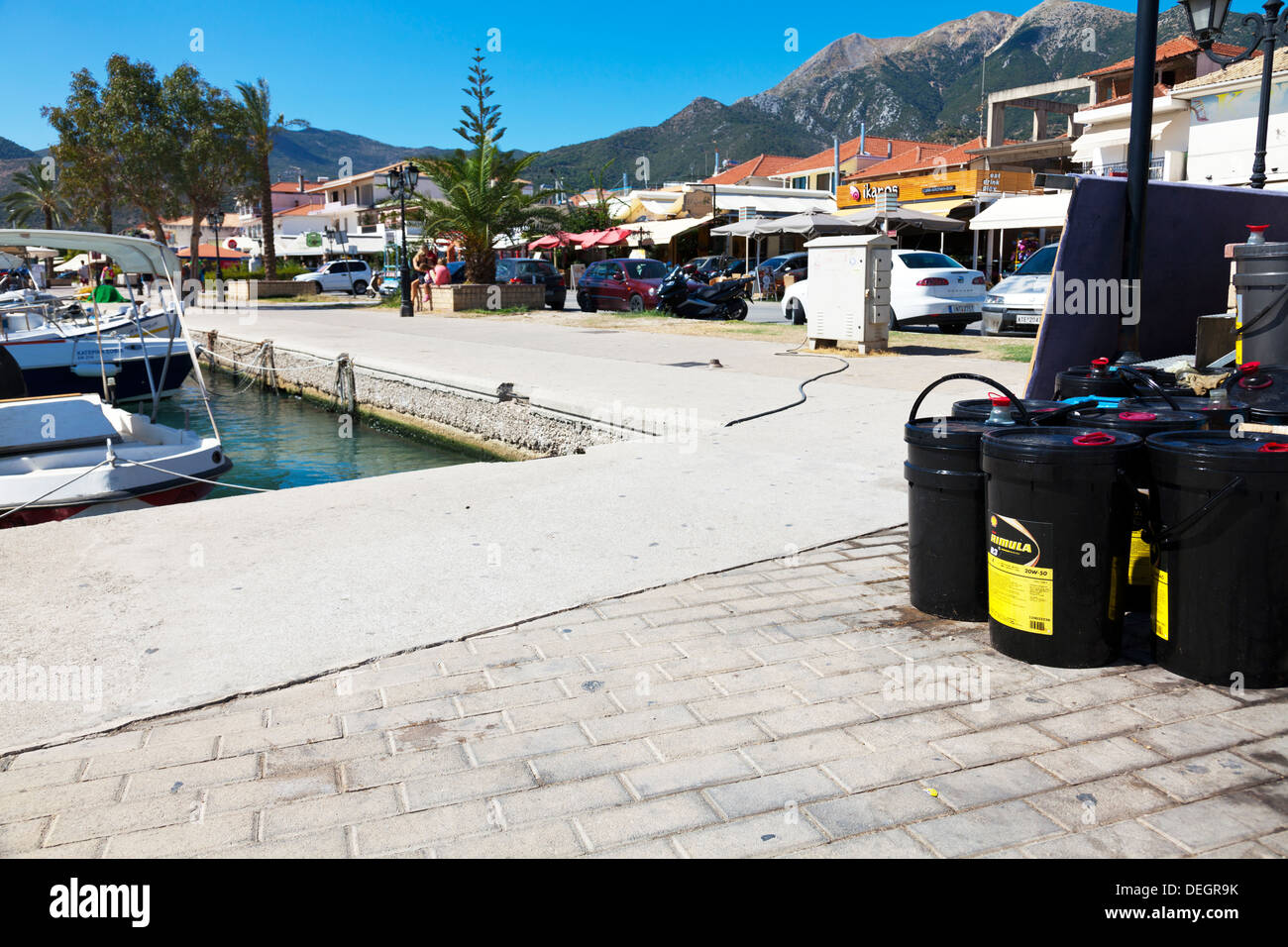 Les conteneurs sur les boîtes d'huile bateau juste à côté de port en Lefkas Nidri île grecque Grèce Lefkada Nydri Banque D'Images