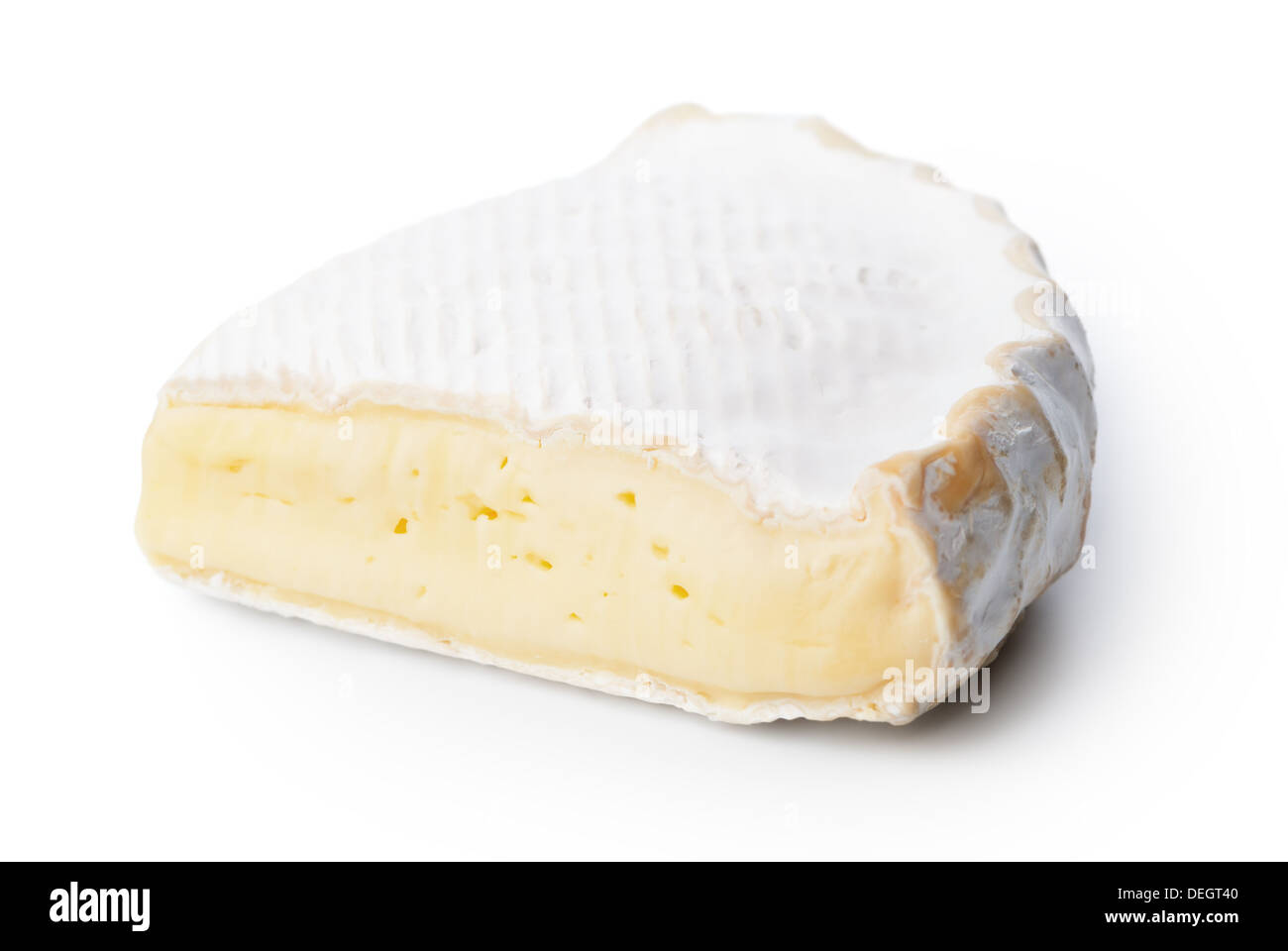 Tranche de fromage brie sur fond blanc. Isolé Banque D'Images