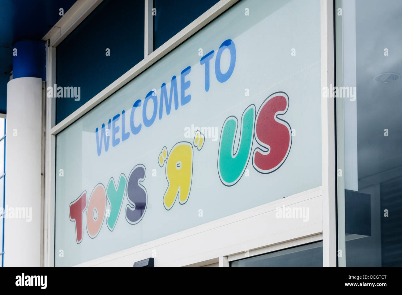 Bienvenue à Toys-R-Us signe au-dessus de l'entrée du magasin Banque D'Images