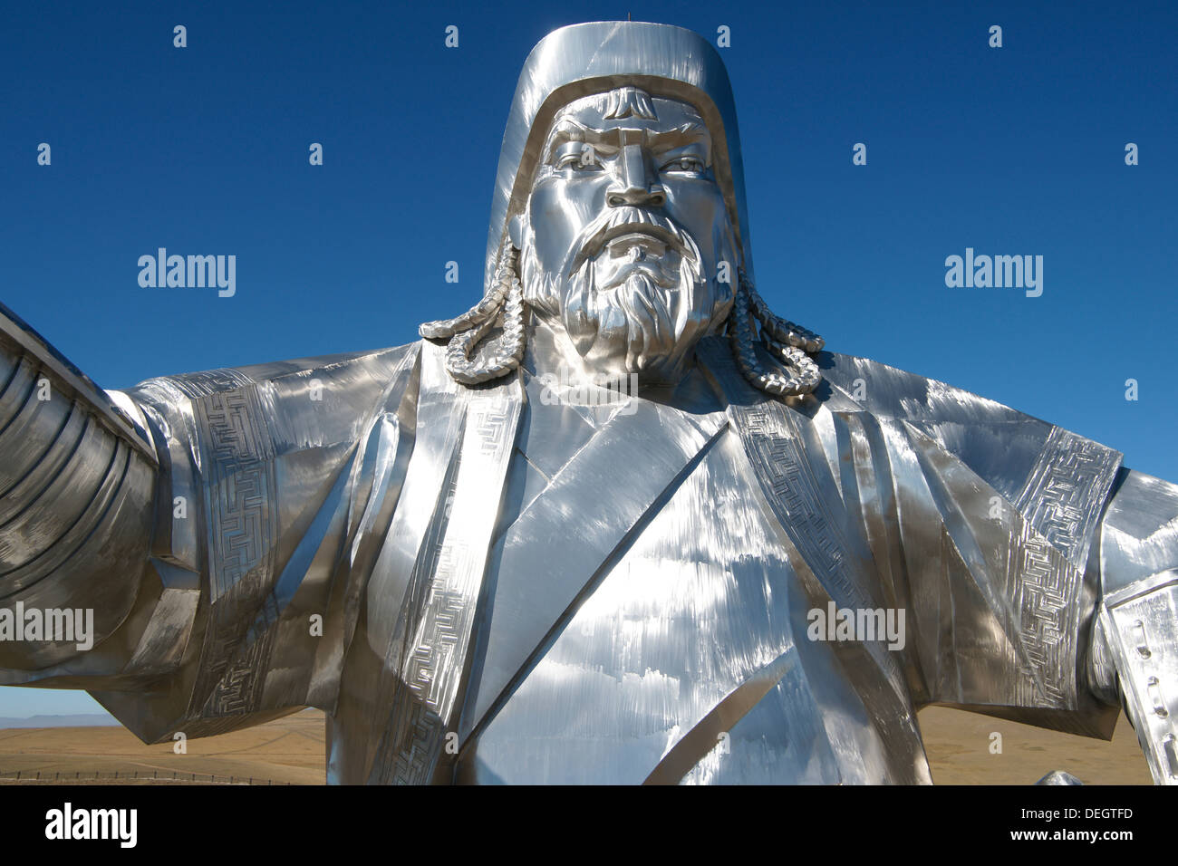 Près de 40 mètres de haut--acier inoxydable, statue équestre de Gengis Khan situé dans la région de Tsonjin Boldog, Mongolie Banque D'Images