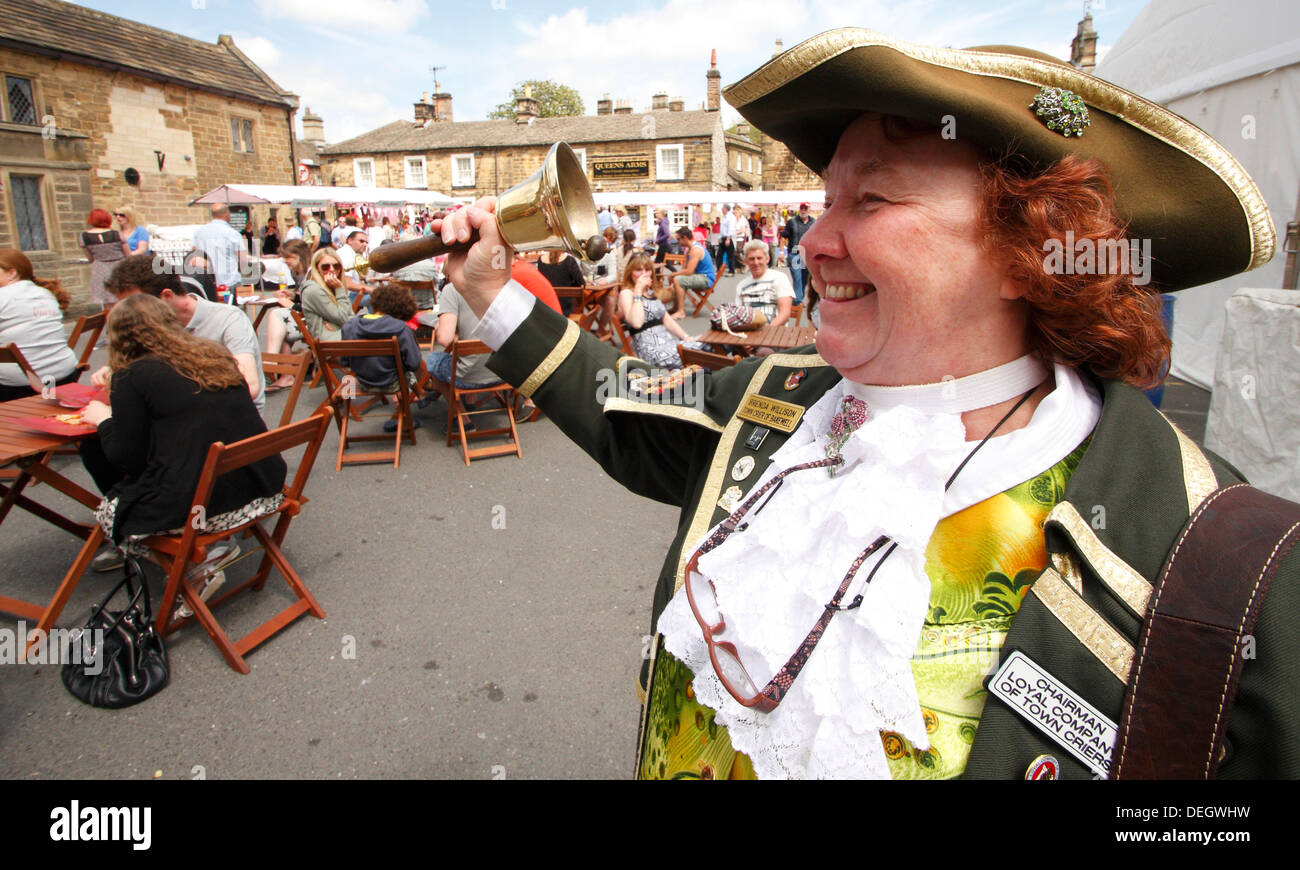 Crieur, Brenda Wilson annonces appels à l'inaugural du Festival de cuisson, Bakewell, Derbyshire Peak District , 2013 Banque D'Images