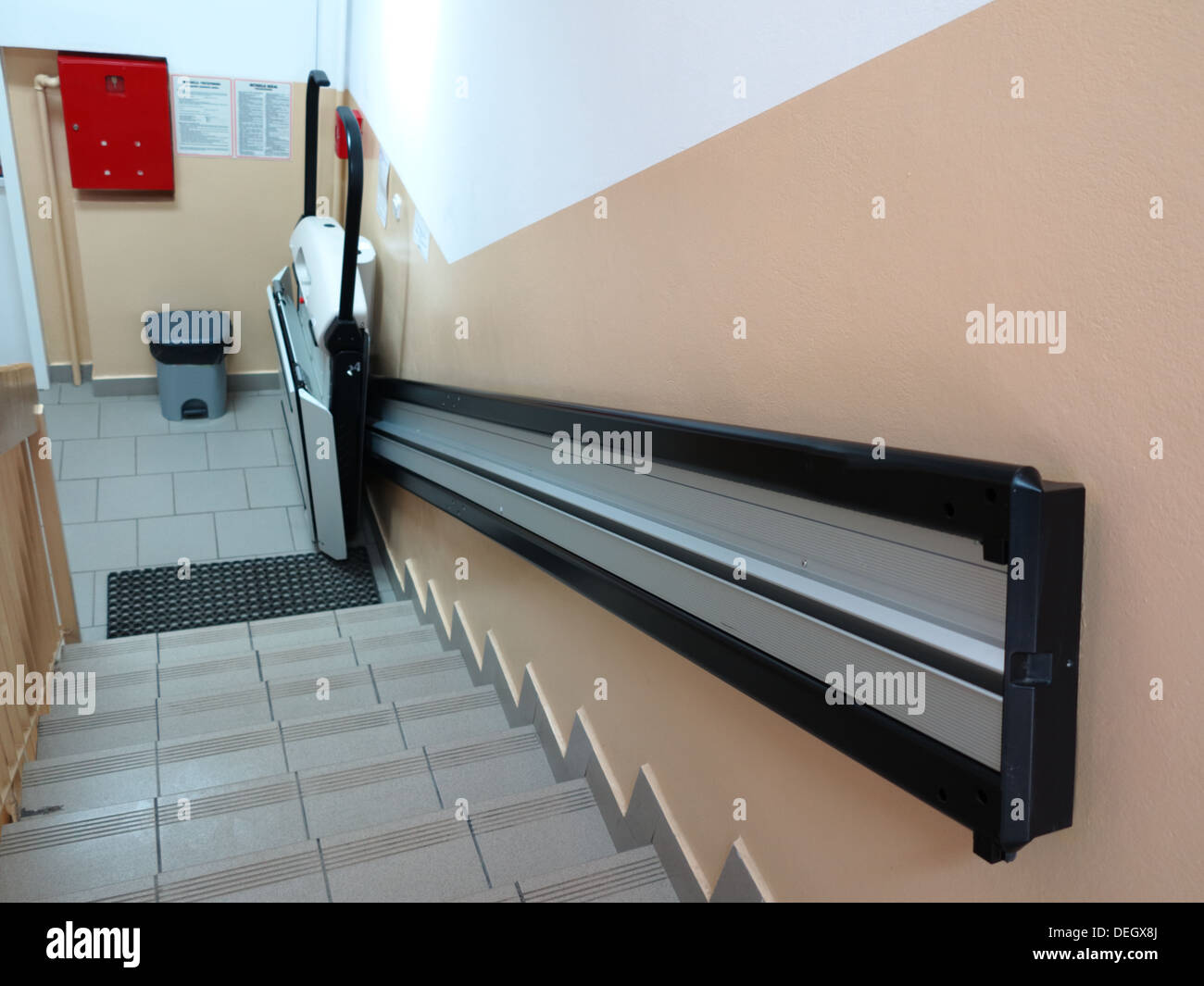 Ascenseur, ascenseur spécial handicap pour fauteuil roulant non valide  Photo Stock - Alamy