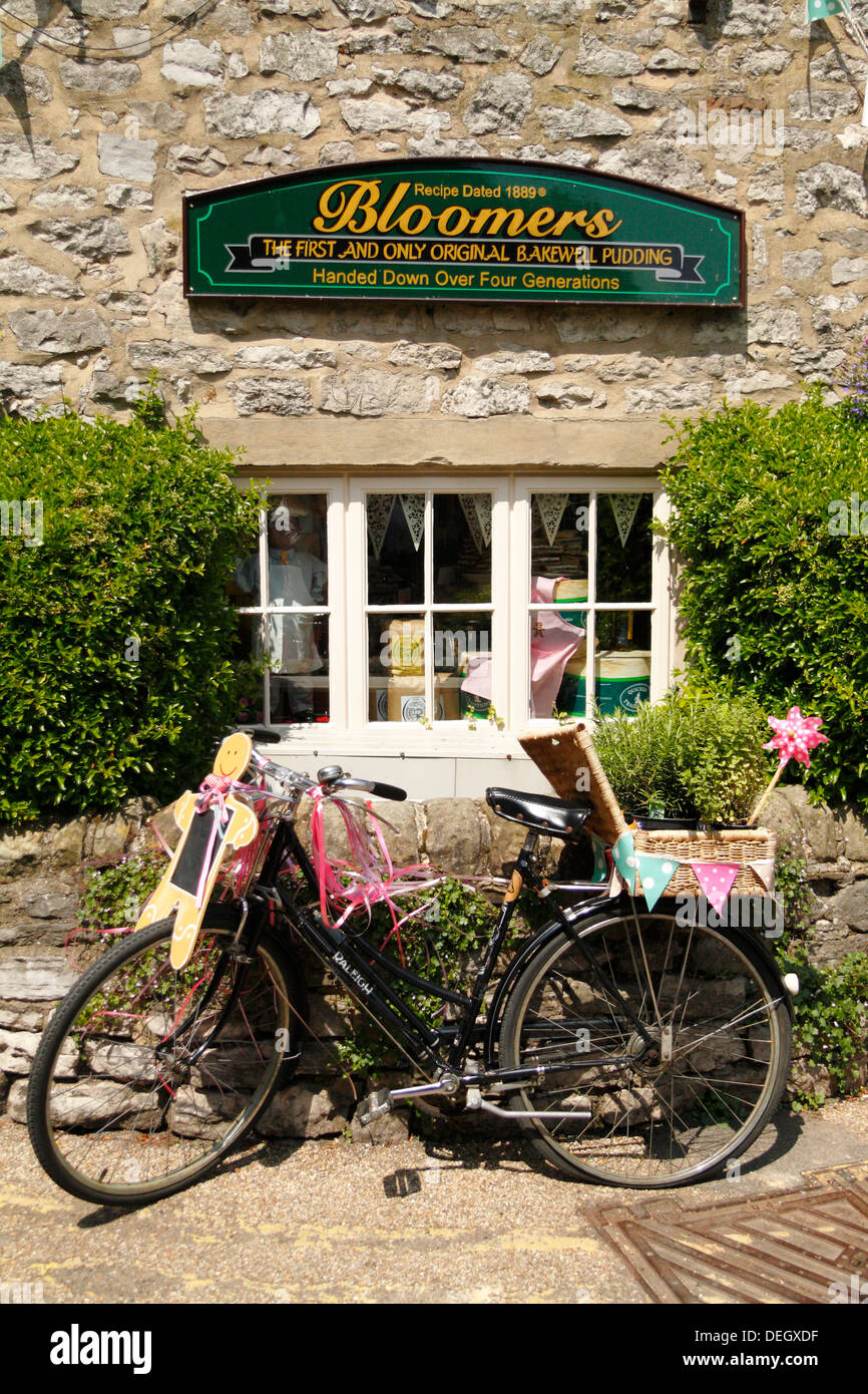 Vintage bicycle extérieur Original Bakewell Pudding shop Bloomers, Bakewell, Derbyshire Peak District, 2013. Banque D'Images