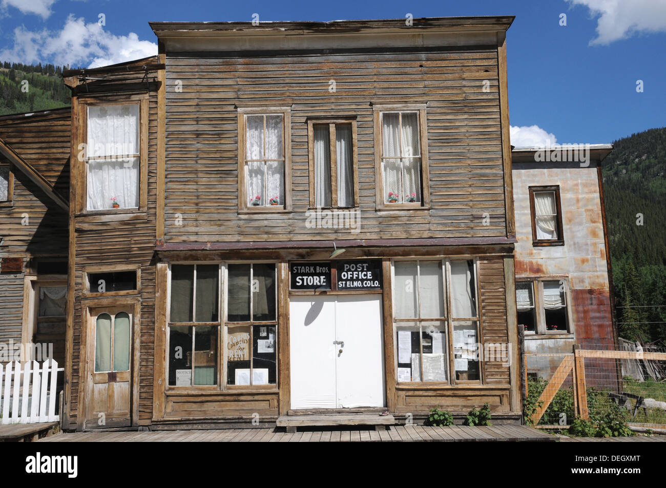 L'ancien magasin et bureau de poste, maintenant fermé, à St Elme Ville Fantôme, au Colorado. Banque D'Images