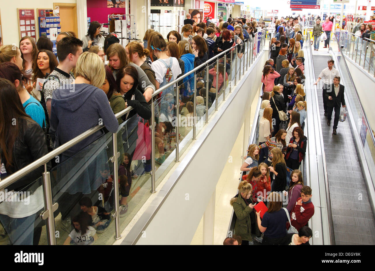 File d'attente des fans de rencontrer la télé-réalité star Joey Essex dans un supermarché Tesco au cours de sa tournée de promotion, produit cheveux UK Banque D'Images