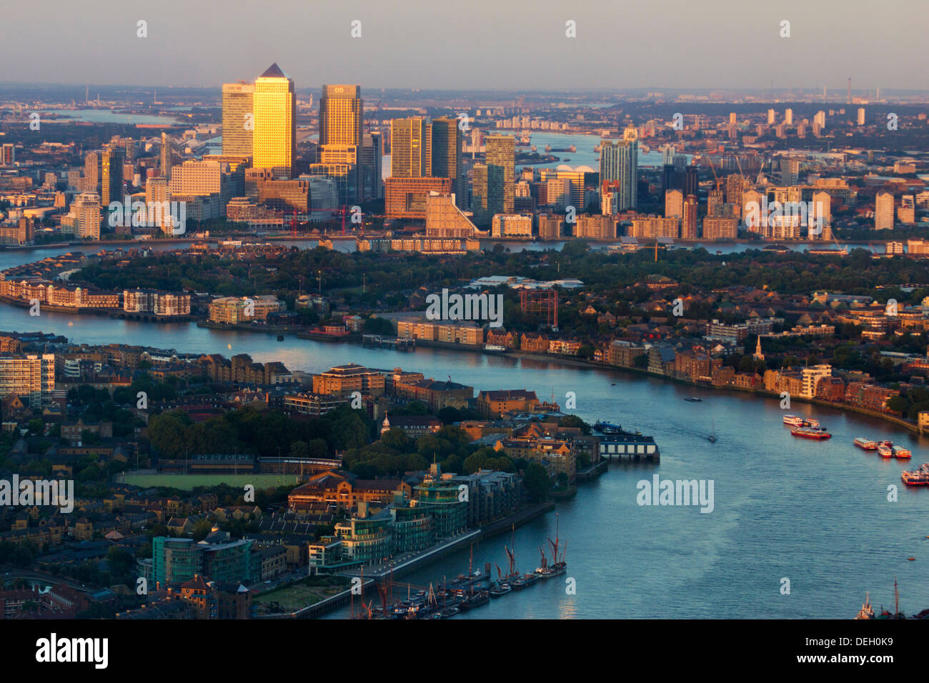 En fin de soirée sur l'Est de Londres et à Canary Wharf à partir du haut des gratte-ciel d'échardes. Banque D'Images