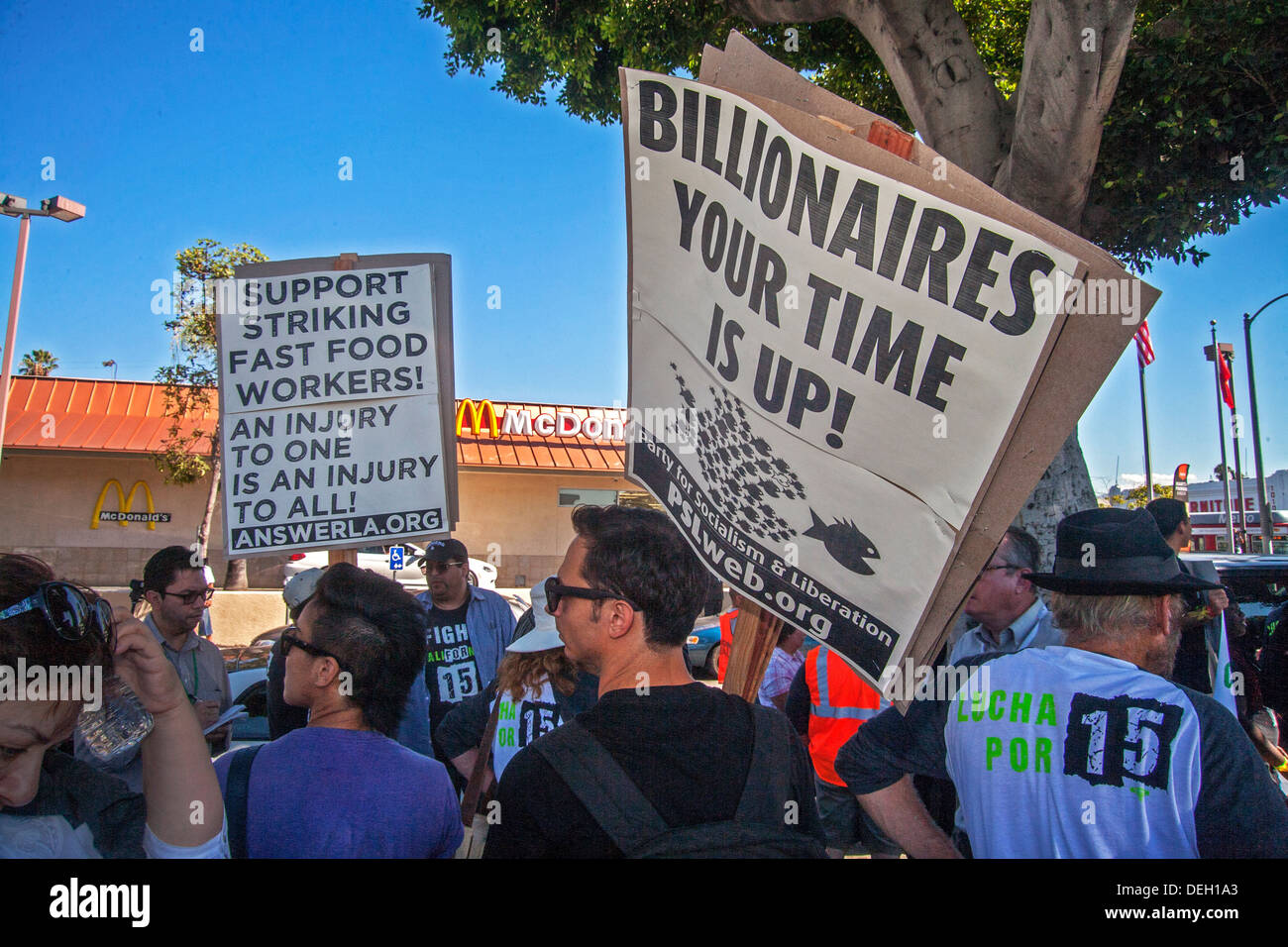 Les travailleurs de l'alimentation rapide multiraciale se rassemblent pour protester contre leurs faibles salaires minimums et d'exiger un salaire de 15 $ par heure à l'extérieur d'un MacDonald's. Banque D'Images