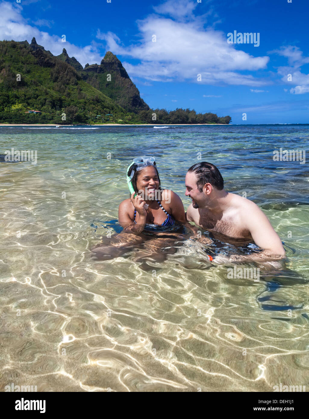 Tuba à la plage de tunnels sur Kauai, avec Mt. Makana, appelé Bali Hai, à distance Banque D'Images