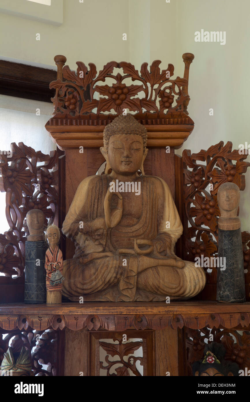 Buddha statue en bois de l'intérieur coin bibliothèque art sculpture Asie artistique artiste fait objet fait main protéger symbole religieux Banque D'Images