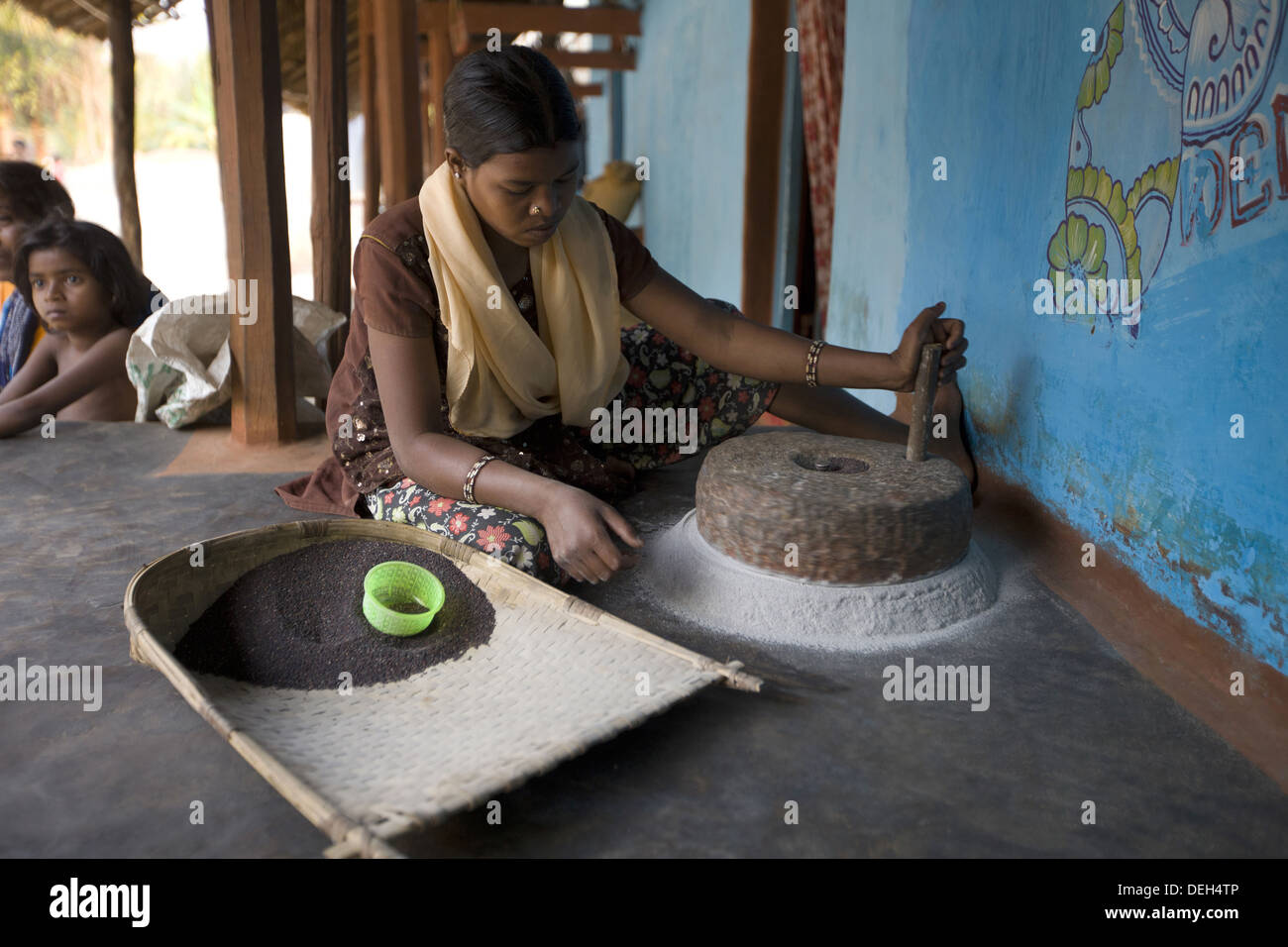 Girl mouture de céréales, de l'Orissa, Inde Banque D'Images