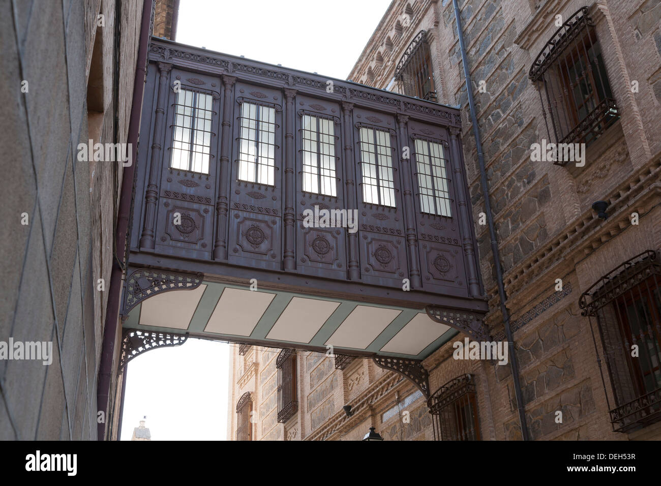 Vieux pont de fer reliant bâtiments dans la ville de Toledo - Province de Tolède, Castille-La Manche, Espagne Banque D'Images