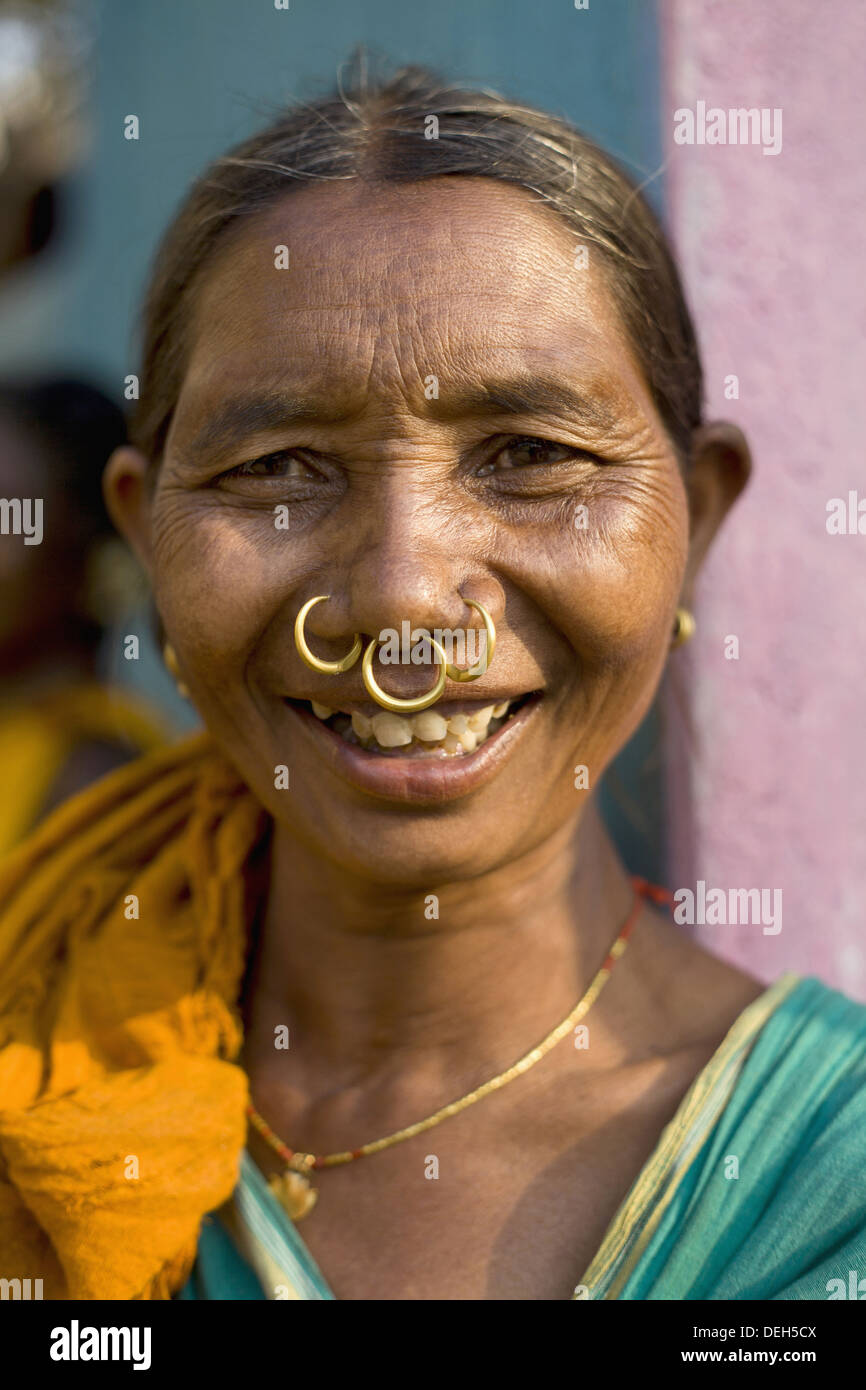 Femme avec anneau dans le nez, l'oriya tribu, Orissa, Inde Photo Stock -  Alamy