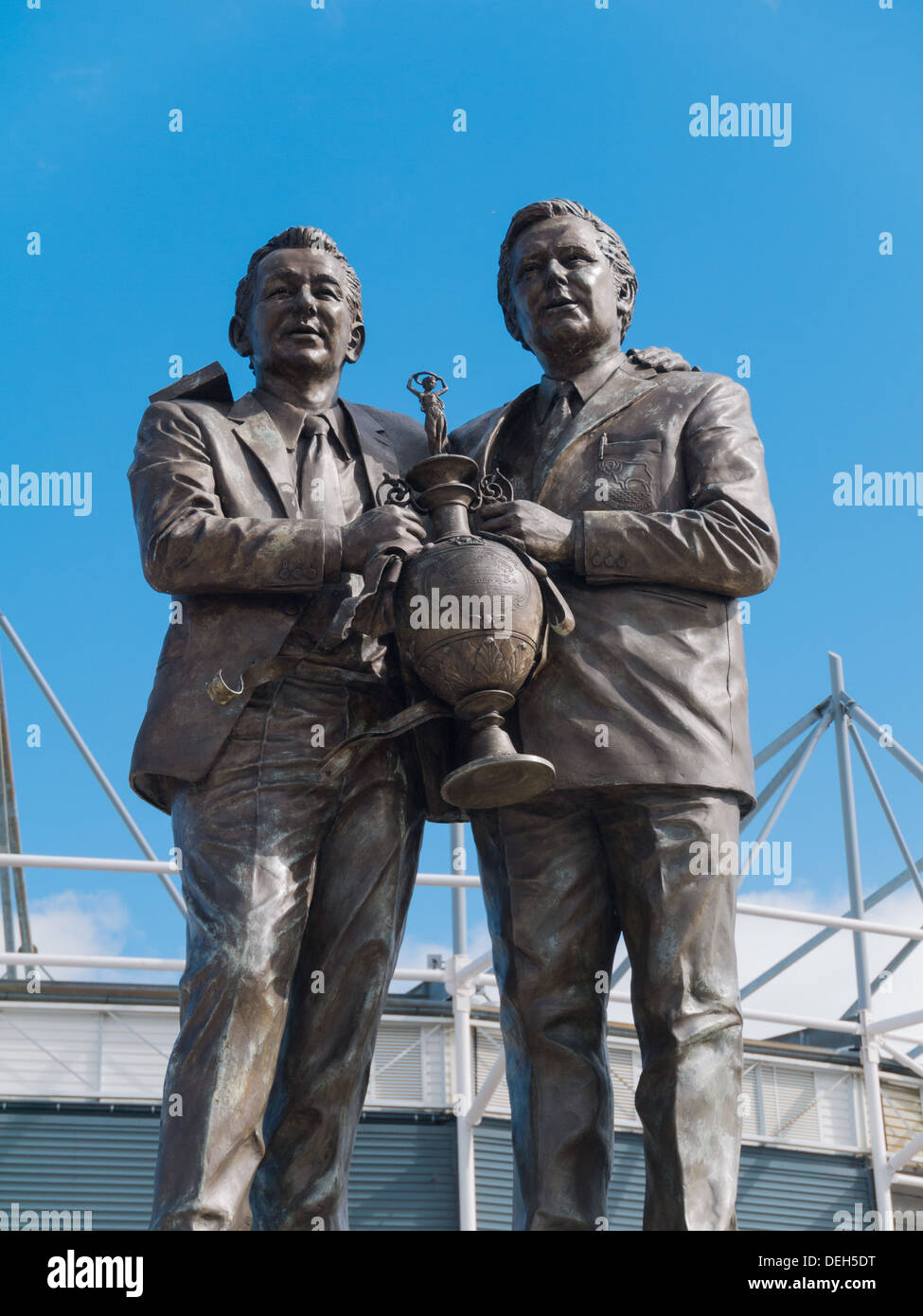 Statue en bronze de Brian Clough et Peter Thomas Howard Taylor à l'extérieur du stade de football de Derby County. Derby, Derbyshire. Banque D'Images