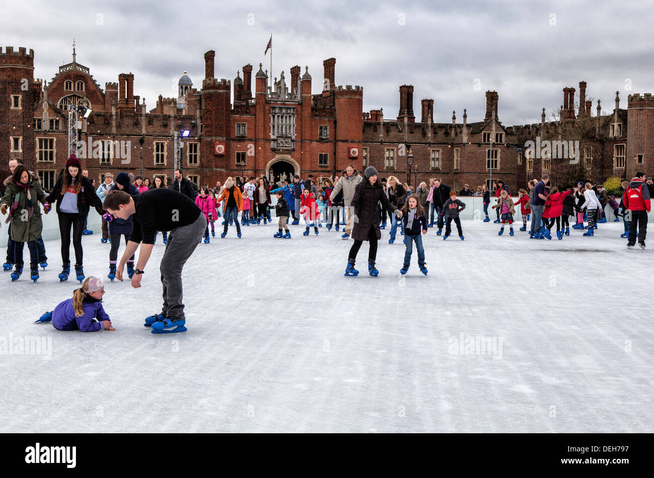 Les gens aiment le patinage sur glace à la patinoire d'hiver temporaire en face de Hampton Court Palace, Grand Londres, UK Banque D'Images