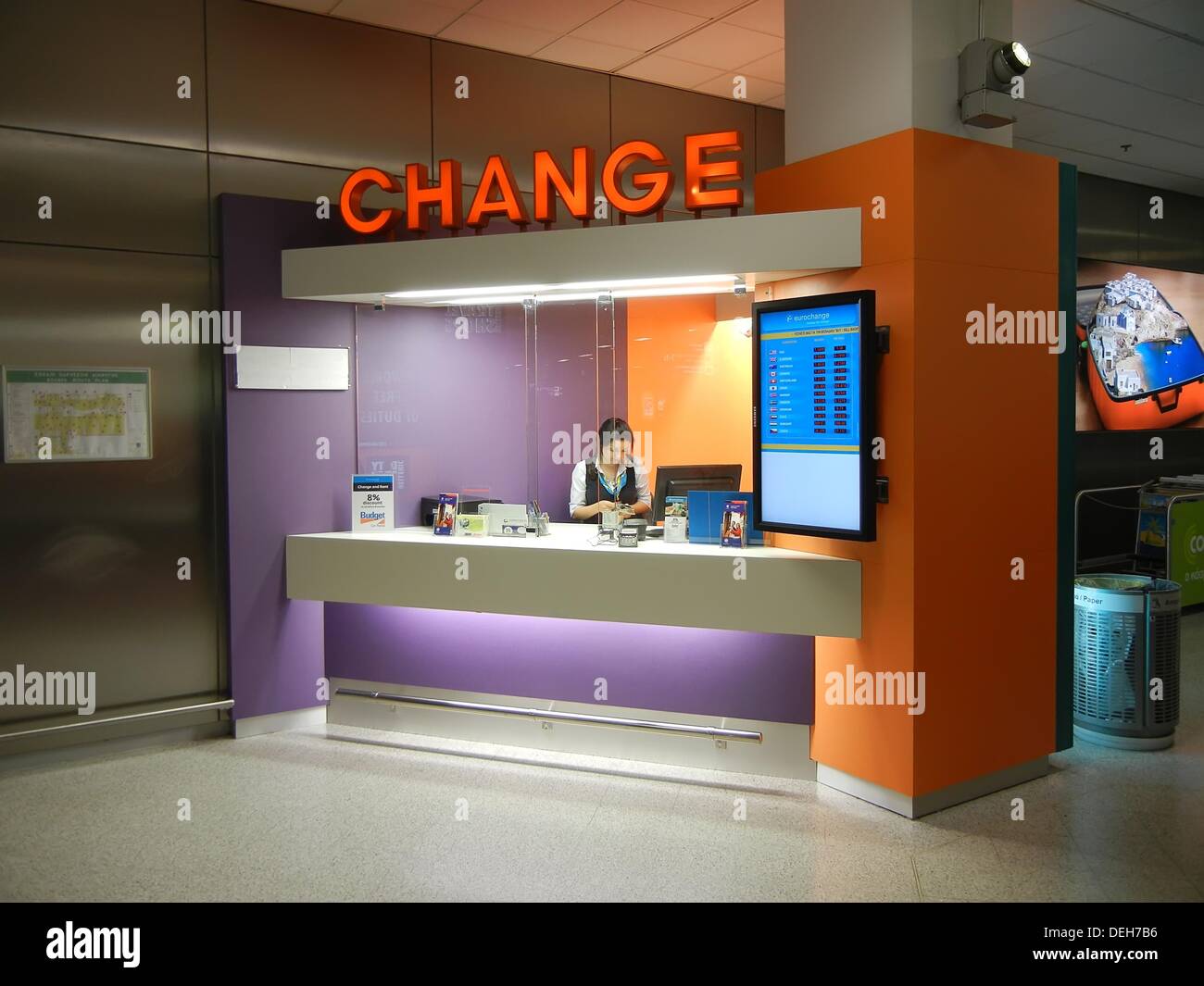 Bureau de change dans l'aéroport international stand Photo Stock - Alamy