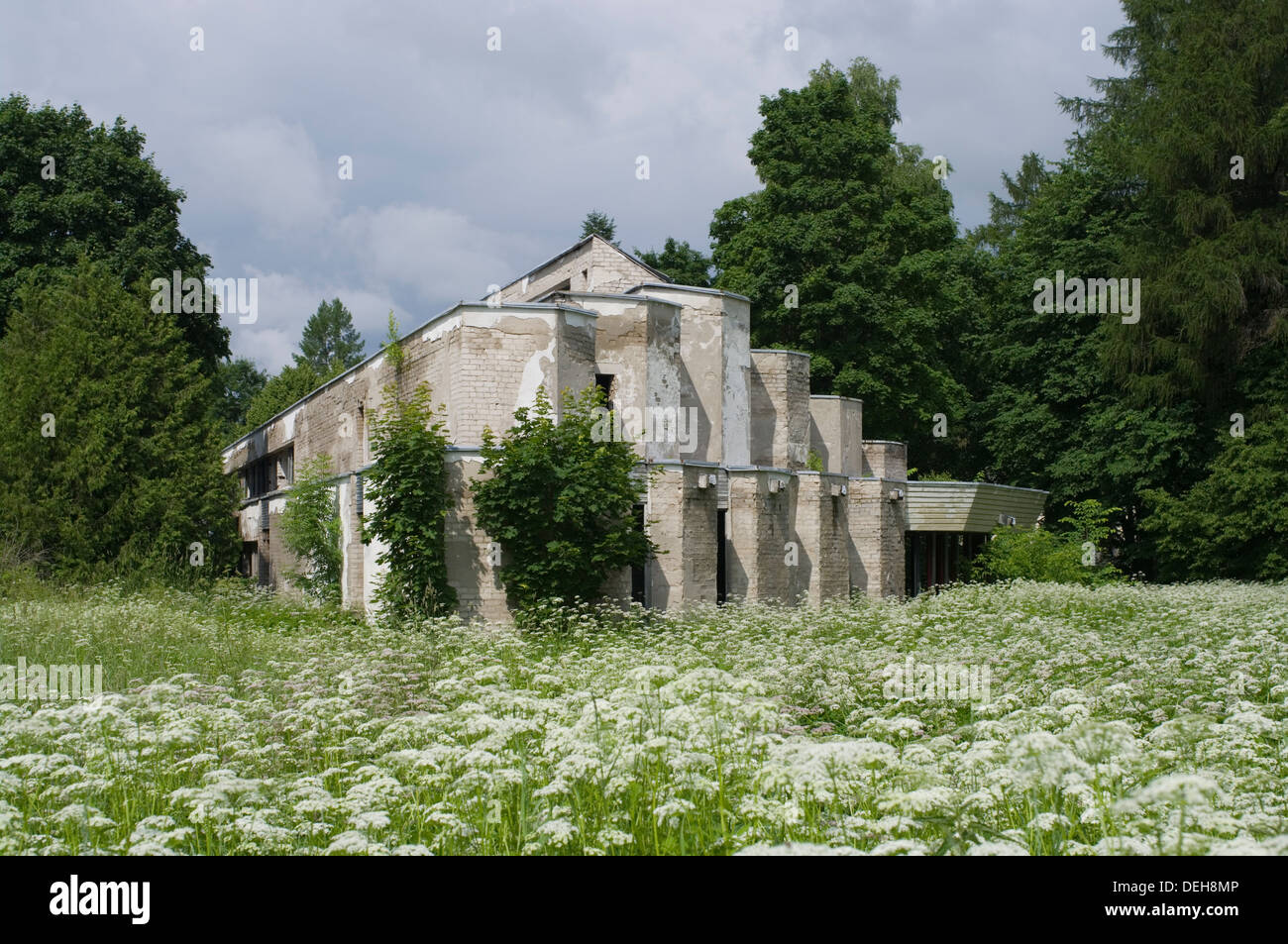 Moderniste abandonnés Tsooru kolkhoz' centre dans le comté de Võru paroisse Antsla, Estonie Banque D'Images