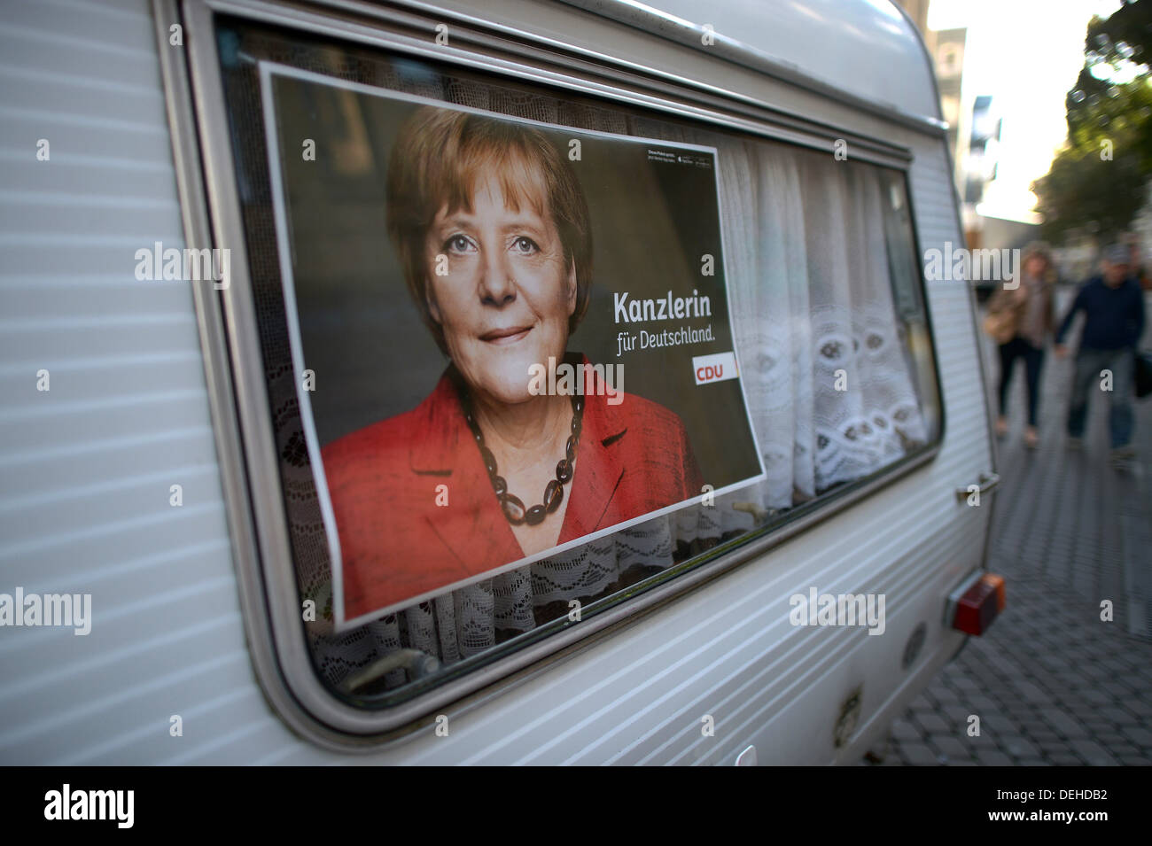 Une affiche de campagne électorale avec la Chancelière allemande Angela Merkel se bloque dans une maison mobile à Cologne, Allemagne, 19 septembre 2013. Les élections fédérales allemandes ont lieu le 22 septembre 2013. Photo : FEDERICO GAMBARINI Banque D'Images