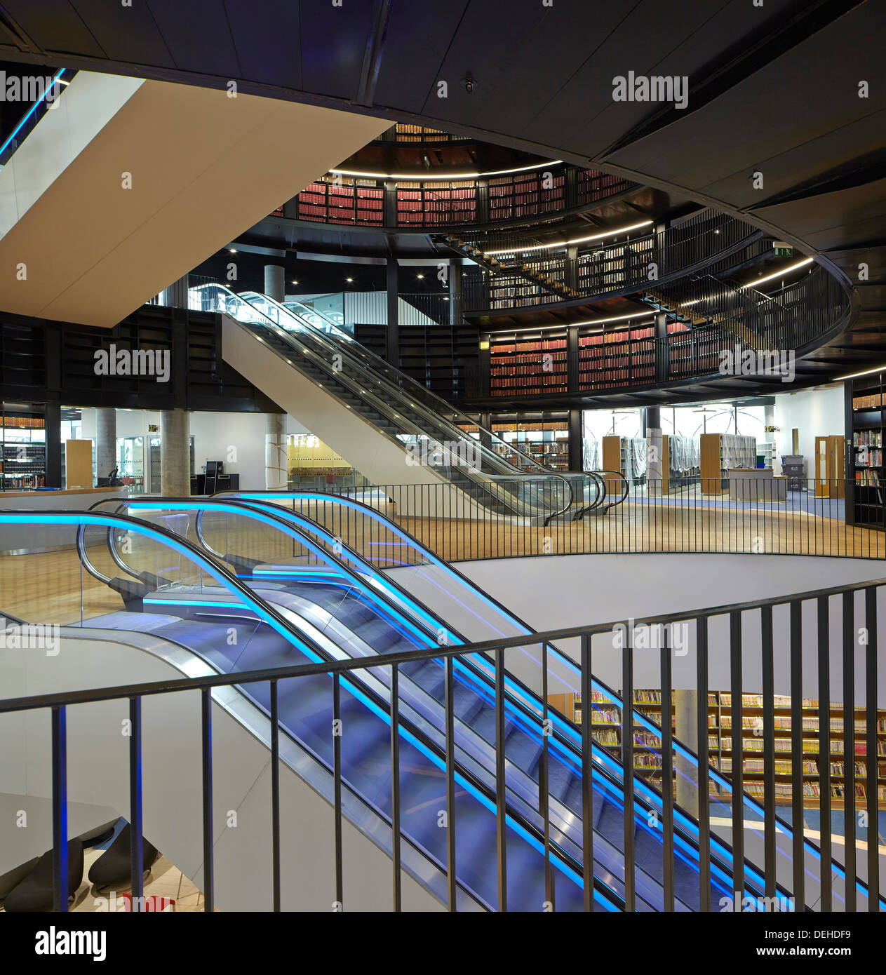 Bibliothèque de Birmingham, Birmingham, Royaume-Uni. Architecte : Mecanoo , 2013. Vue de l'atrium avec rotonde livre et escaliers mécaniques. Banque D'Images