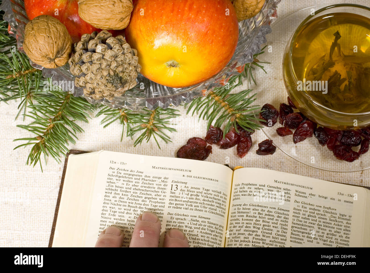 Noël encore la vie avec bible et fruits Banque D'Images