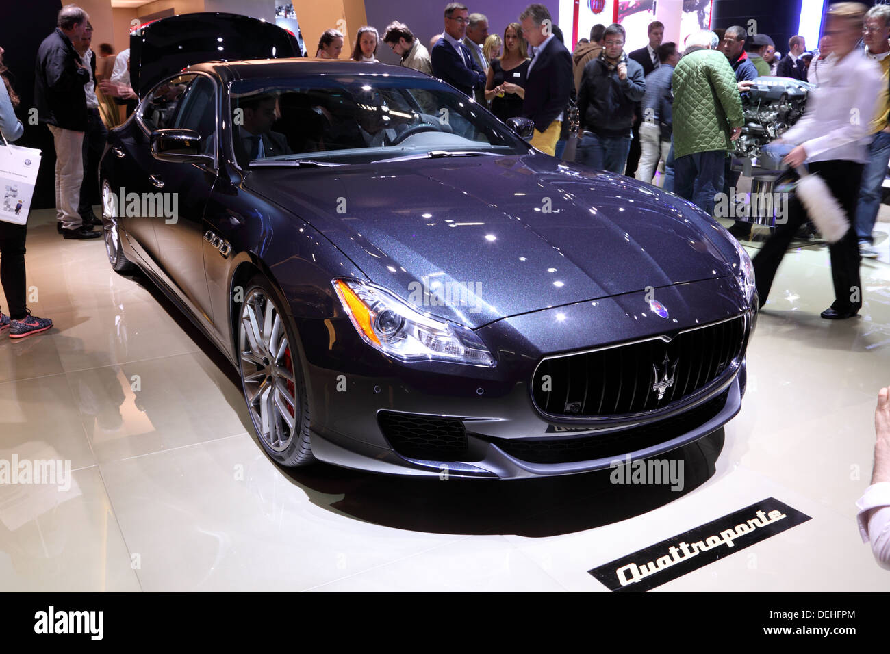 International Motor Show de Francfort, en Allemagne. Présentant la nouvelle Maserati Quattroporte à la 65ème IAA de Francfort, Allemagne Banque D'Images