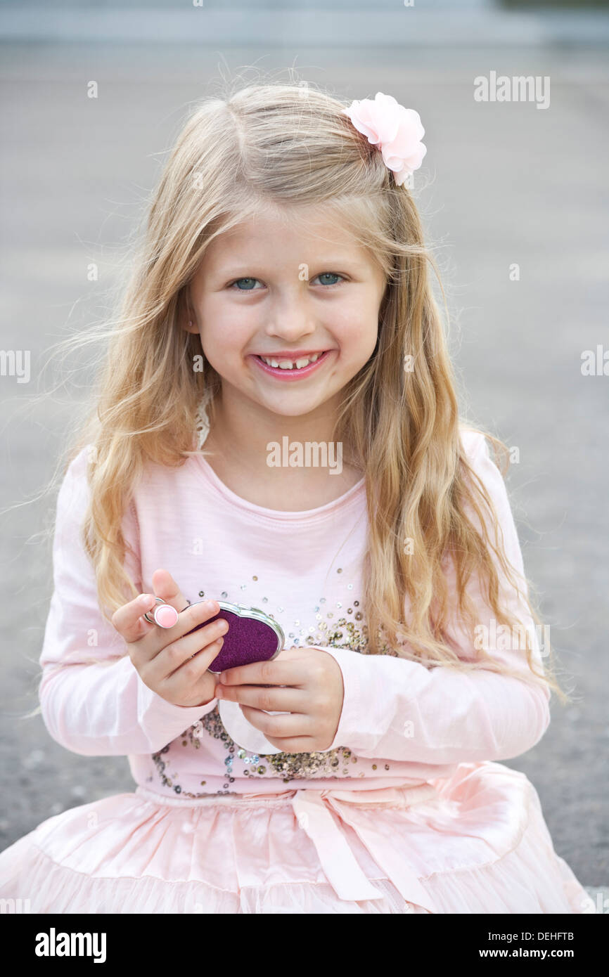 Jeune enfant (de 6) vêtue de rose. Banque D'Images