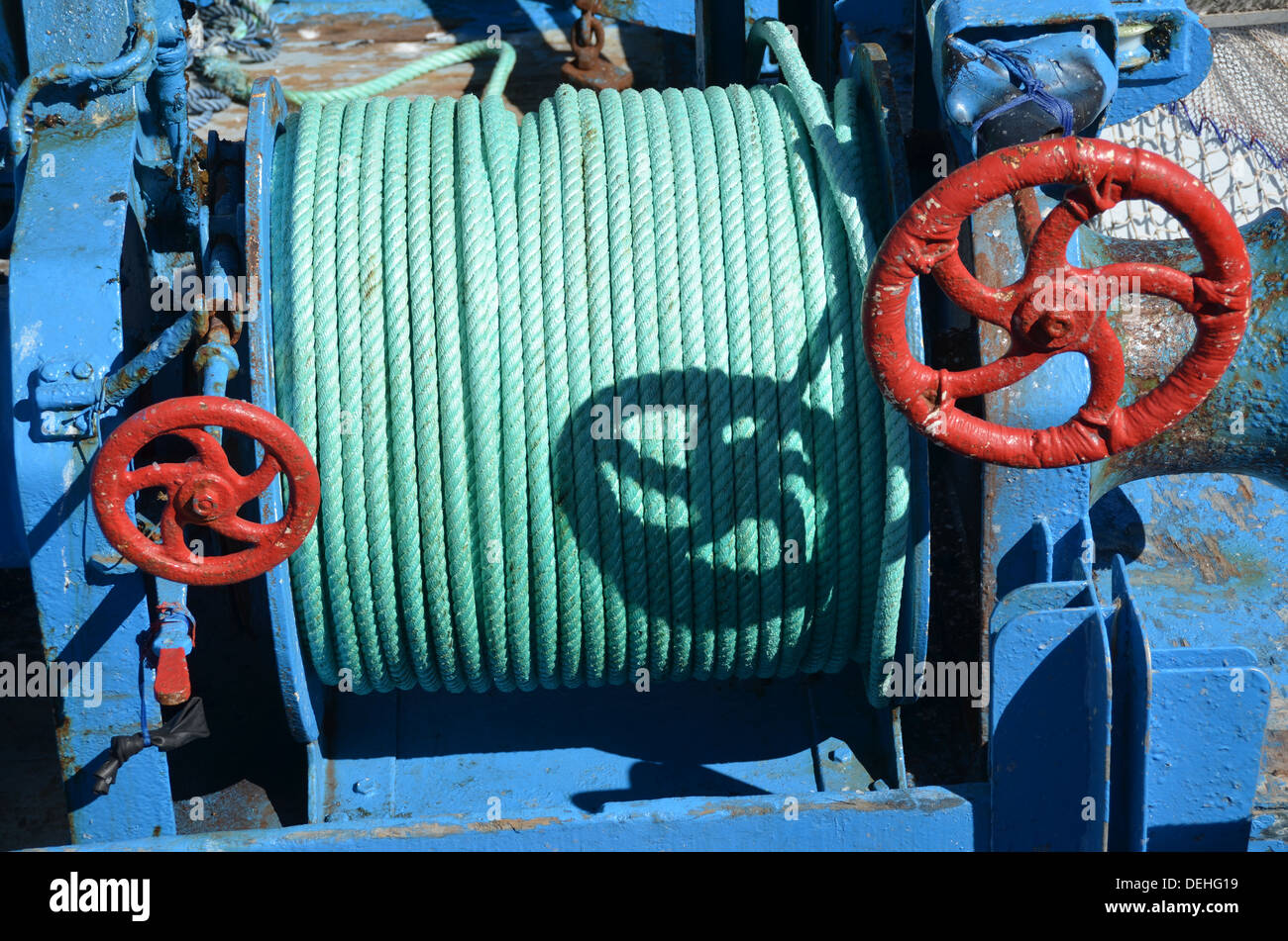 Câble vert, rouge et bleu les contrôleurs en charge d'un filet de pêche sur un bateau de pêche dans Le Guilvinec, Bretagne, France. Banque D'Images
