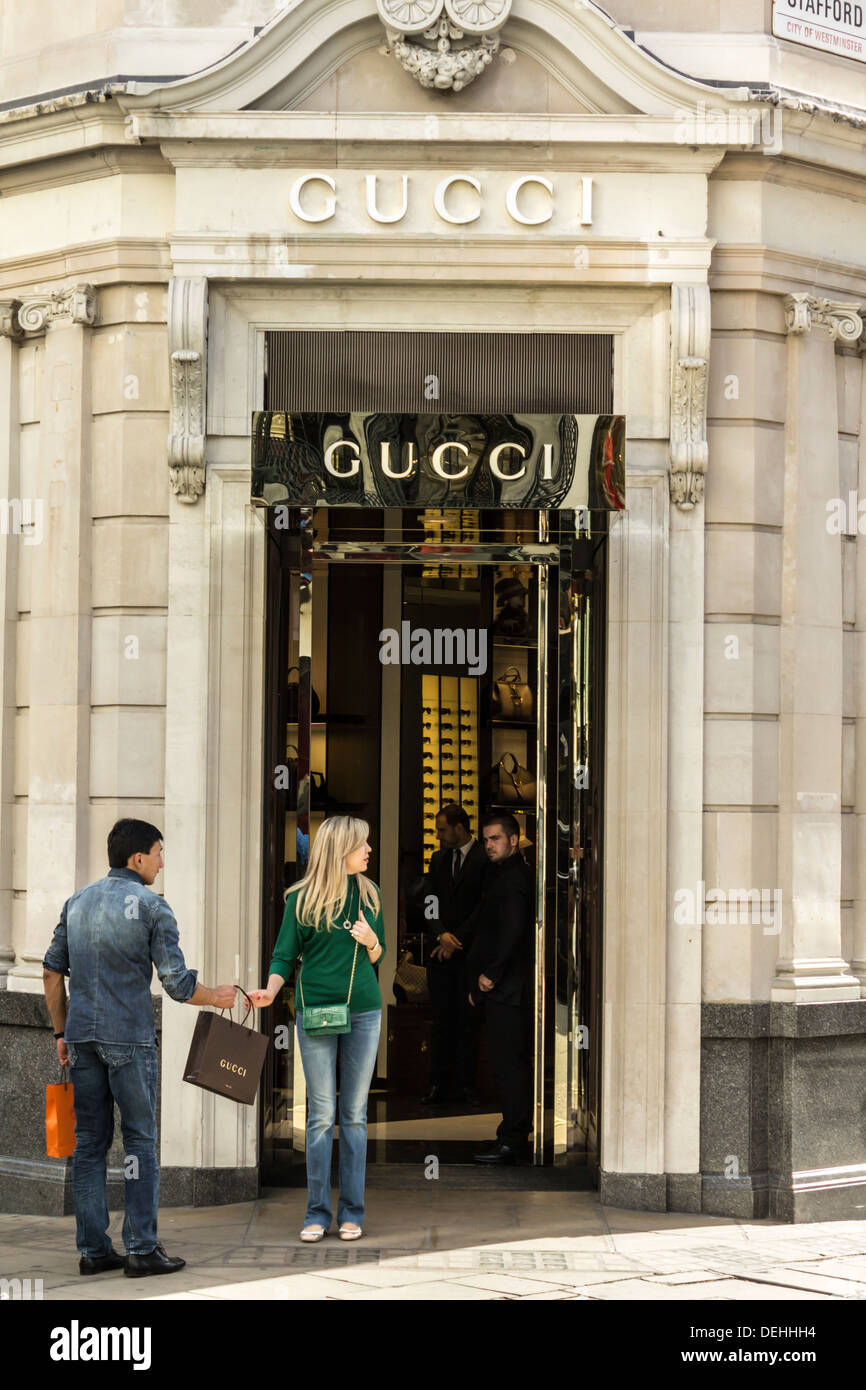 En face d'acheteurs et le personnel à l'intérieur de l'ancien magasin Gucci Bond St., London, UK Aucune vente sur Alamy ou ailleurs Banque D'Images