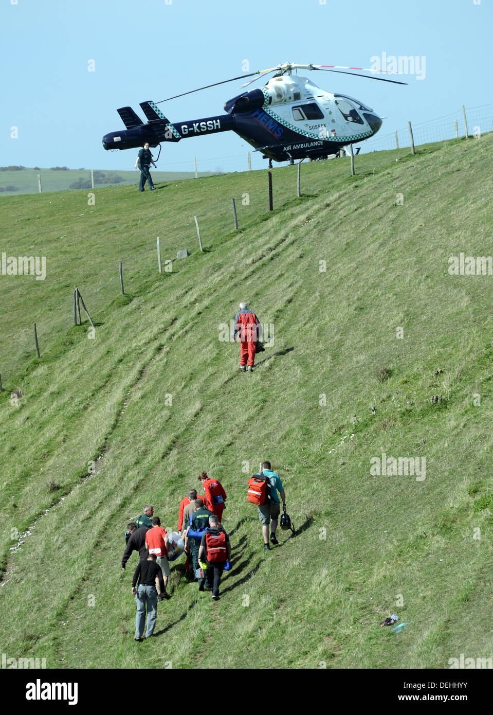 Kent Air Ambulance qui fréquentent les lieux d'un accident de parapente, Mont Caburn Lewes, East Sussex Banque D'Images